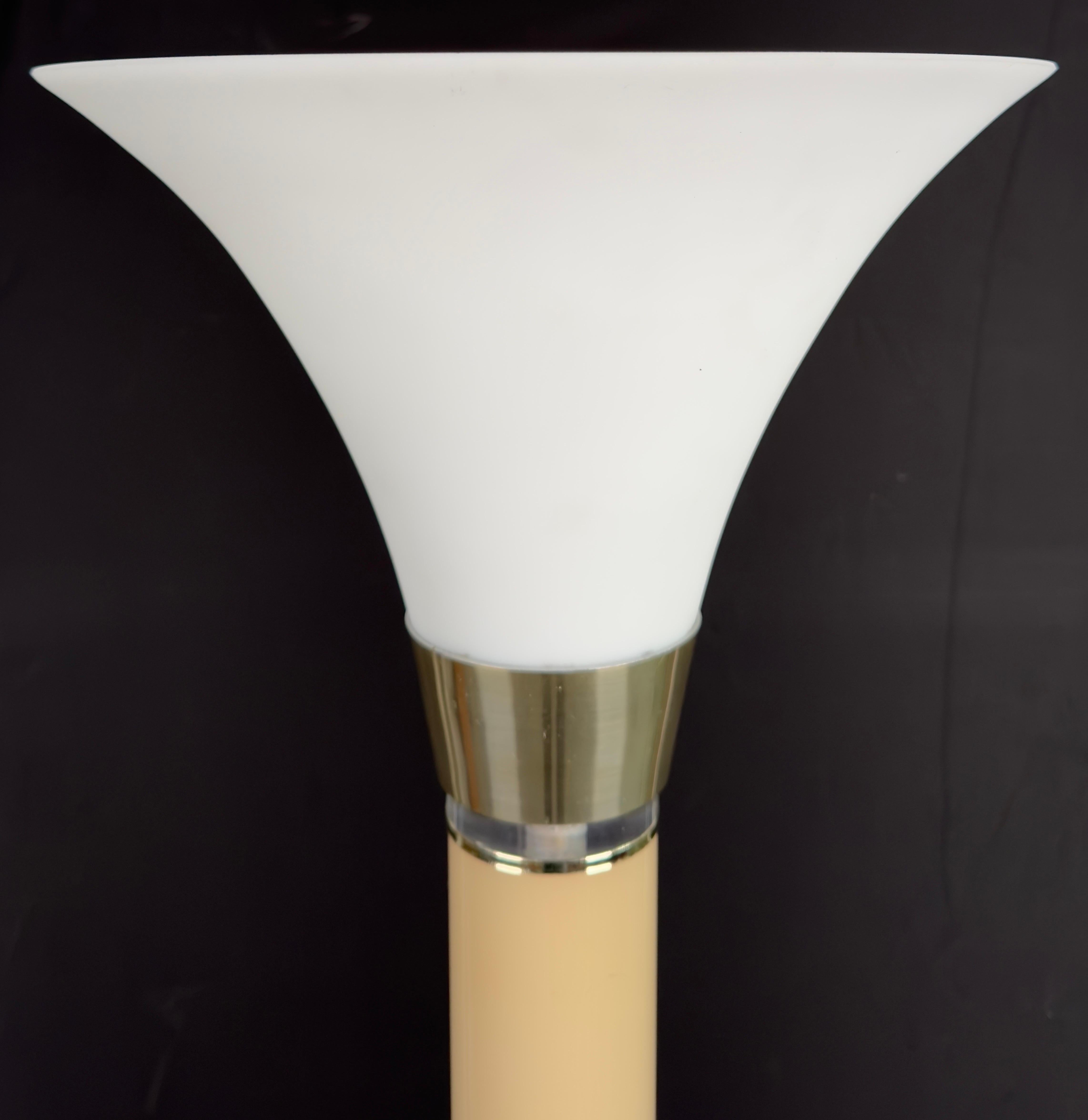 MCM Torchiere Stehlampe aus mattiertem weißem Glas und Lucite nach Karl Springer (amerikanisch) im Angebot