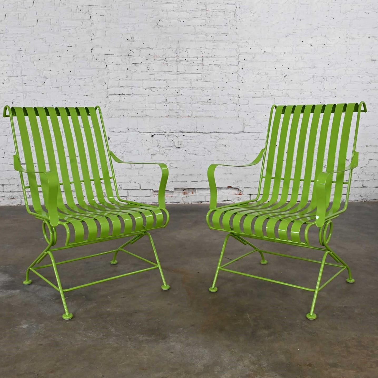 Lovely vintage tropical leaf green painted metal outdoor slatted springer chairs, a pair. Très bon état, tout en gardant à l'esprit qu'il s'agit d'un produit vintage et non pas neuf, qui présente donc des signes d'utilisation et d'usure. Les chaises