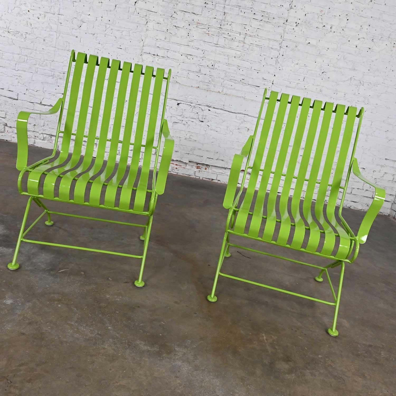 Mid-Century Modern Paire de chaises Springer d'extérieur à lattes en métal peint vert feuille tropical MCM en vente