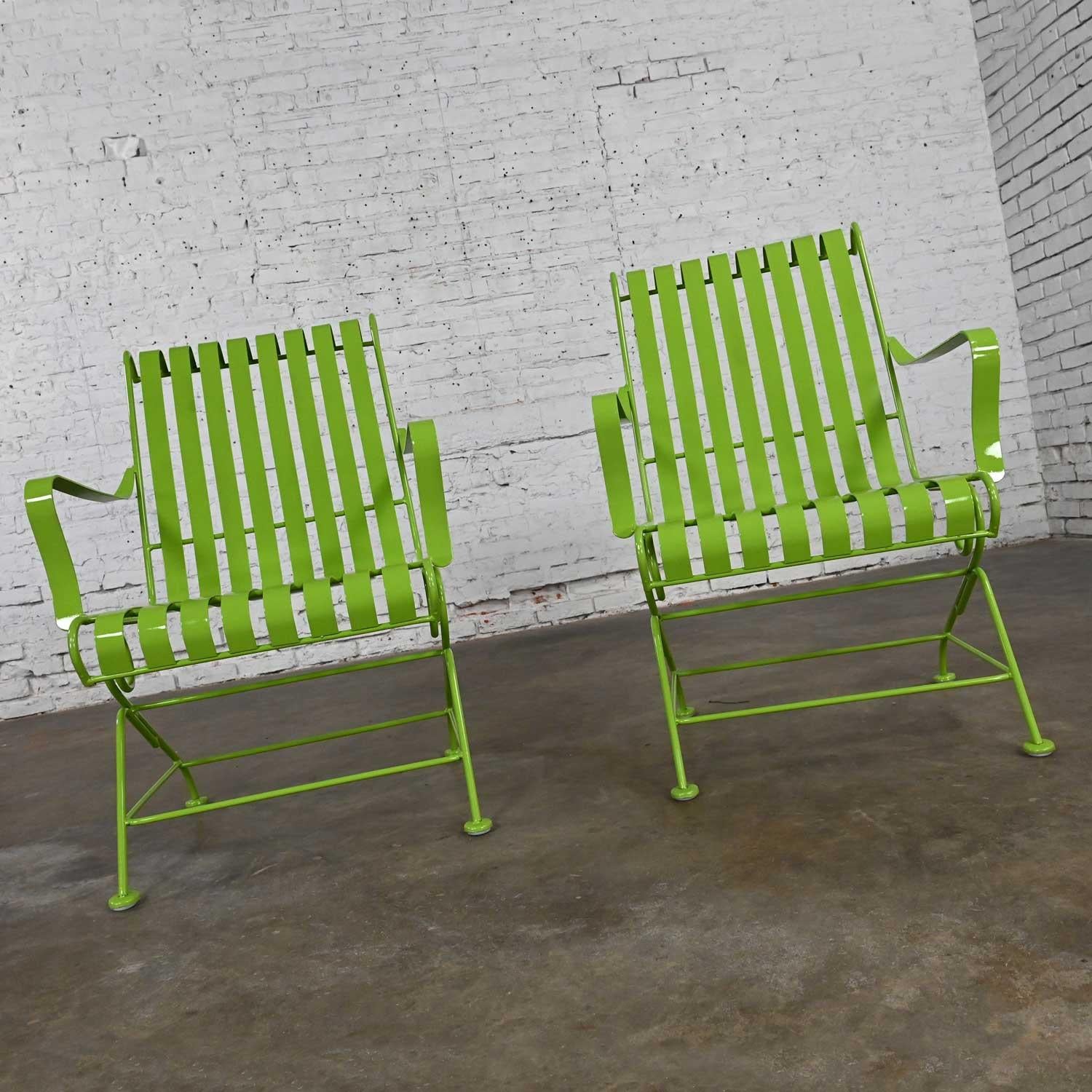 Inconnu Paire de chaises Springer d'extérieur à lattes en métal peint vert feuille tropical MCM en vente