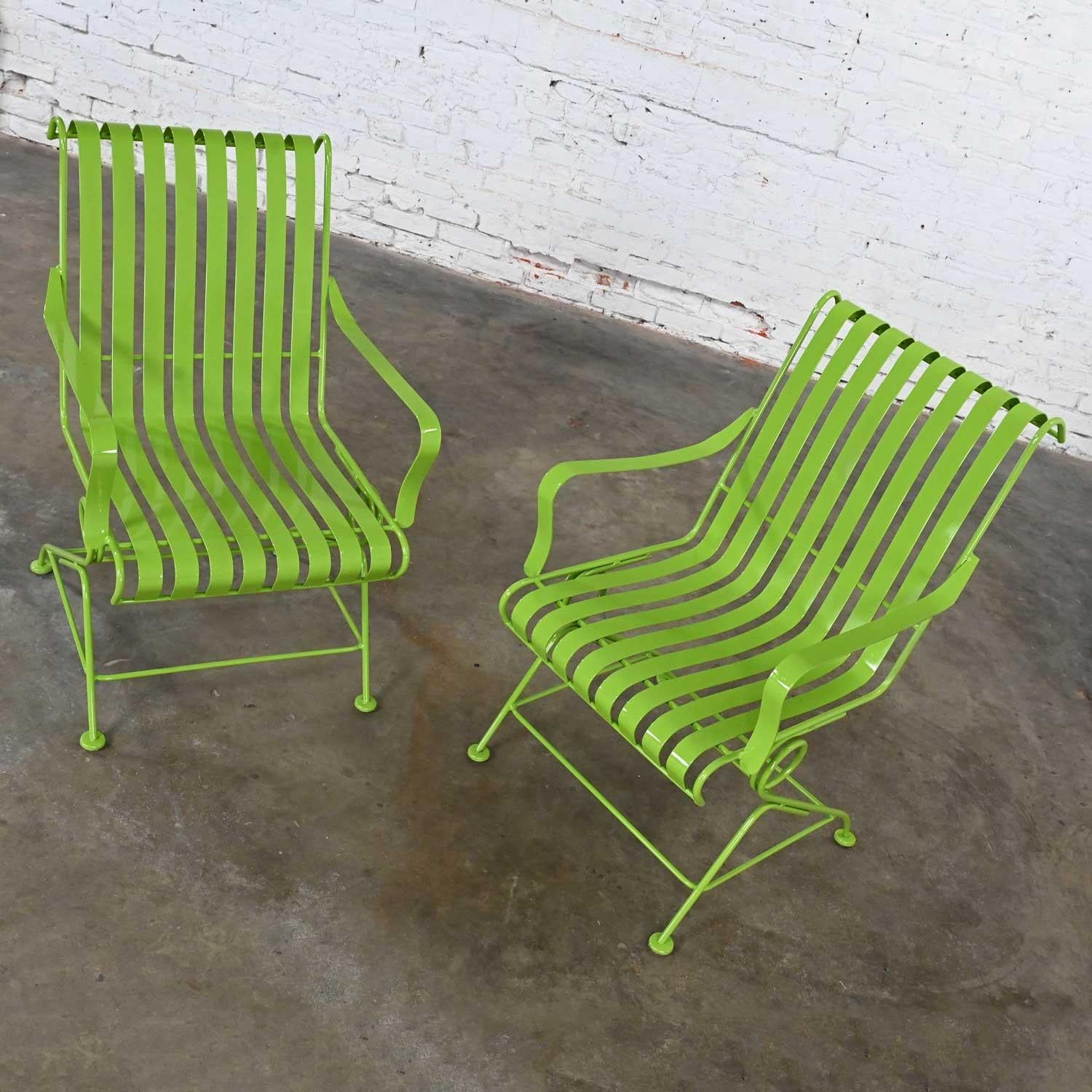 Paire de chaises Springer d'extérieur à lattes en métal peint vert feuille tropical MCM Bon état - En vente à Topeka, KS