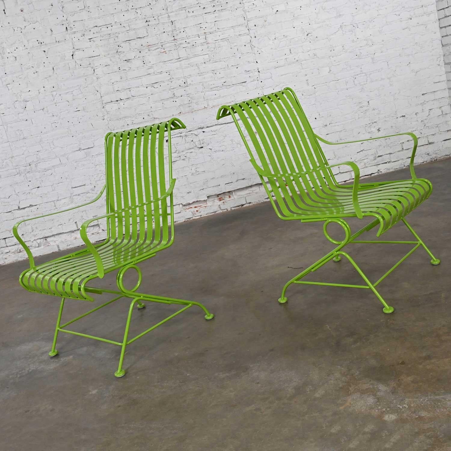 20ième siècle Paire de chaises Springer d'extérieur à lattes en métal peint vert feuille tropical MCM en vente