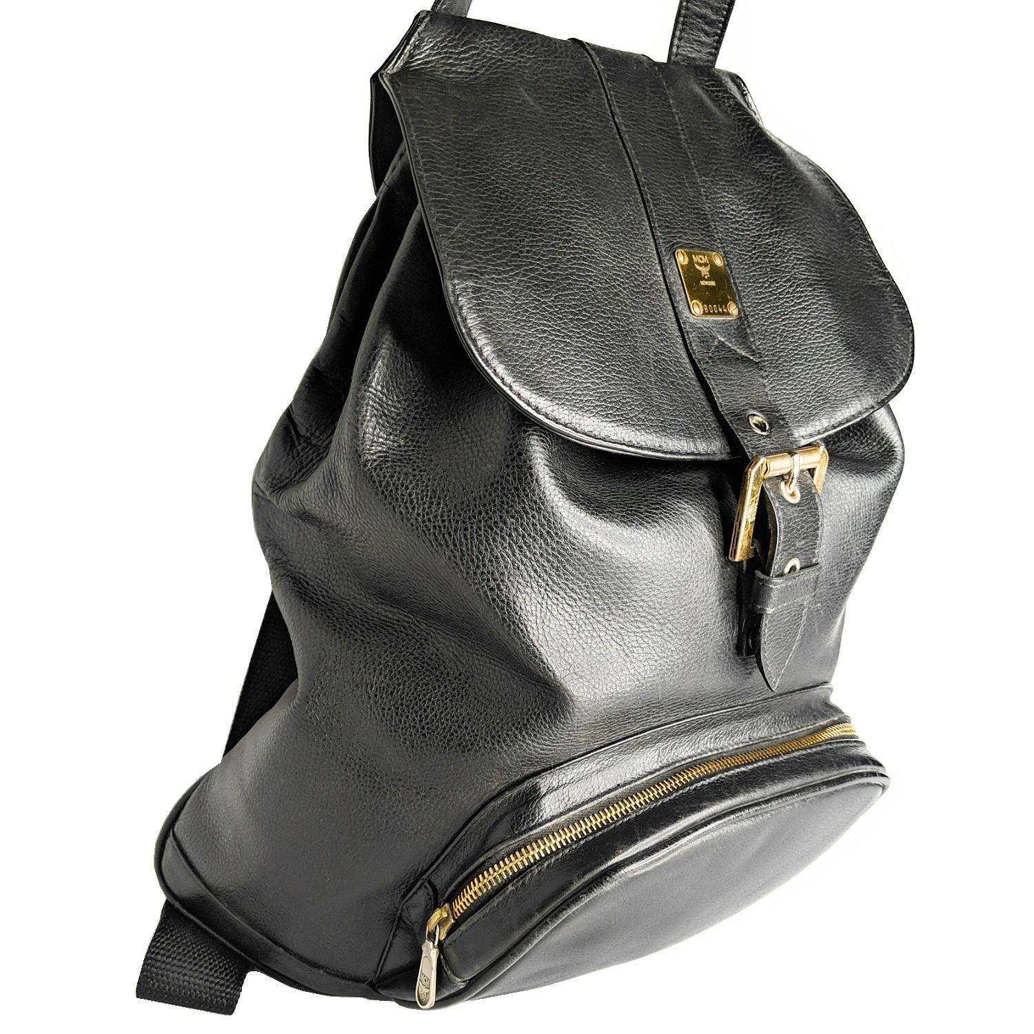 Voici le sac à dos vintage MCM en cuir véritable noir des années 80, usage unisexe pour toutes les générations. Si vous êtes à la recherche d'un sac MCM de l'époque, ce sac est un must-have ! Toujours dans l'optique du voyageur, ce sac à dos est le