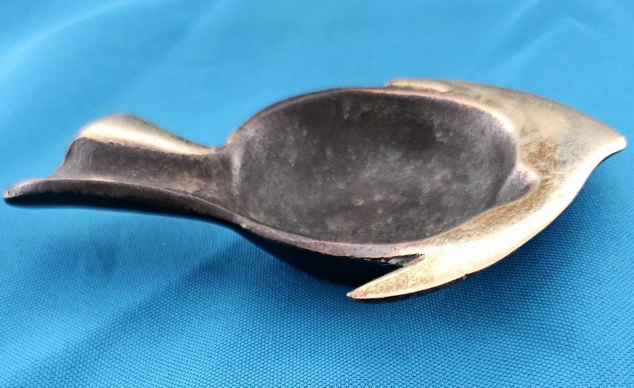 MCM / Vintage Brass (or Bronze?) Stylized Fish Shaped Ashtray For Sale 3