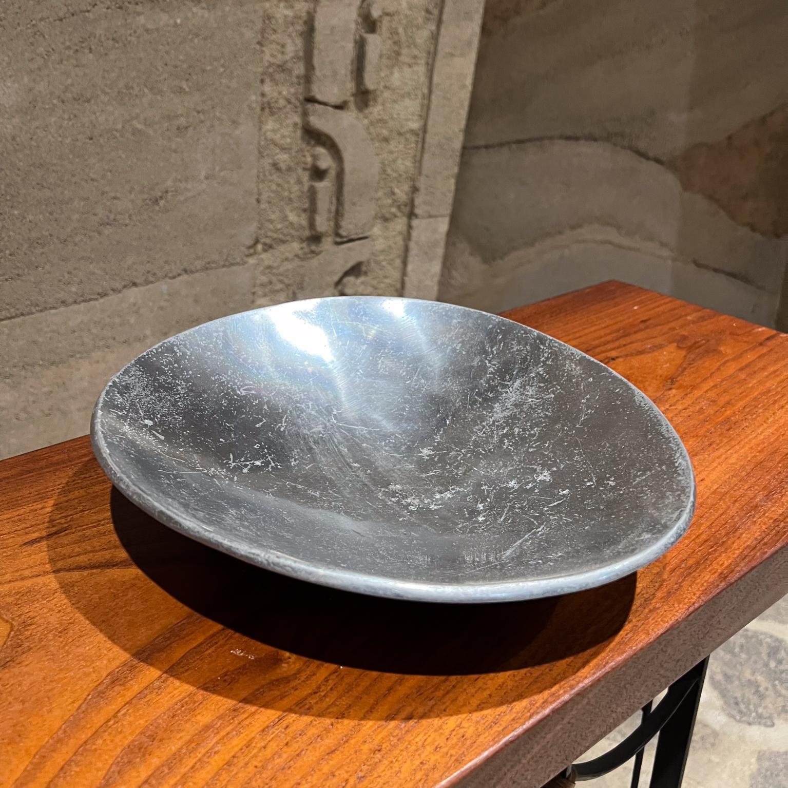 1960s MCM Modernist Aluminum Bowl  In Good Condition For Sale In Chula Vista, CA