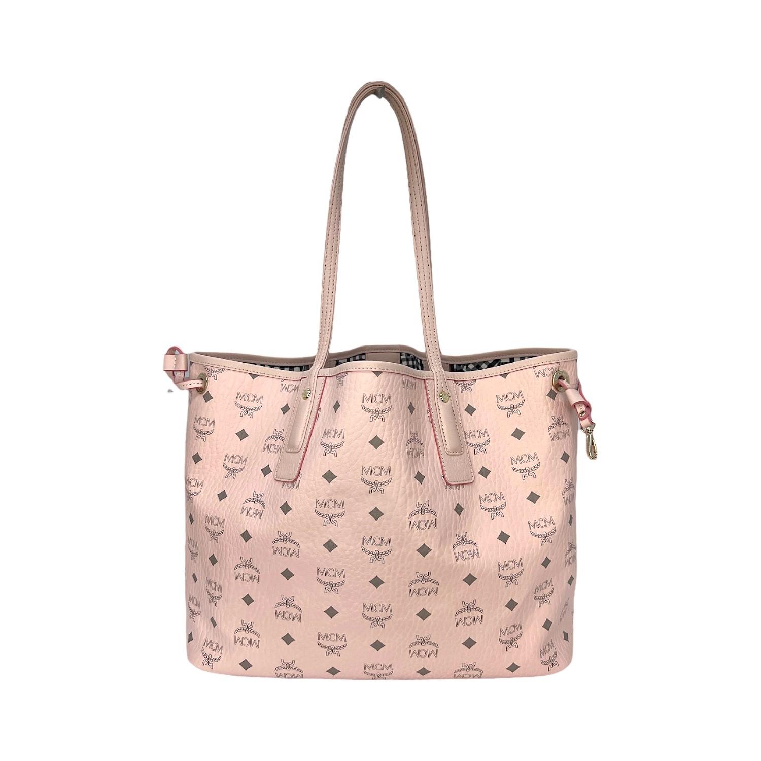 Diese MCM Visetos Liz Reversible Tote ist aus dem kultigen MCM Visetos Canvas mit Lederbesatz und goldfarbener Hardware gefertigt. Sie hat flache Schulterriemen aus Leder. Er hat ein offenes Verdeck, das sich zu einem sehr geräumigen