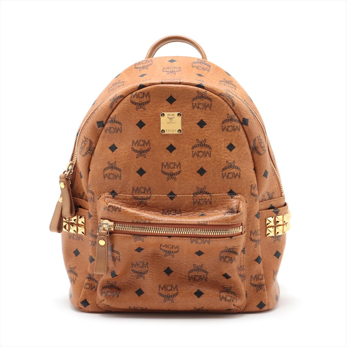Lo zaino MCM Visetos Stark Side Studs in Cognac è un accessorio lussuoso ed elegante che combina funzionalità e raffinatezza. Realizzato con l'iconica tela rivestita Visetos del marchio, lo zaino presenta il motivo del Monogram in una ricca tonalità