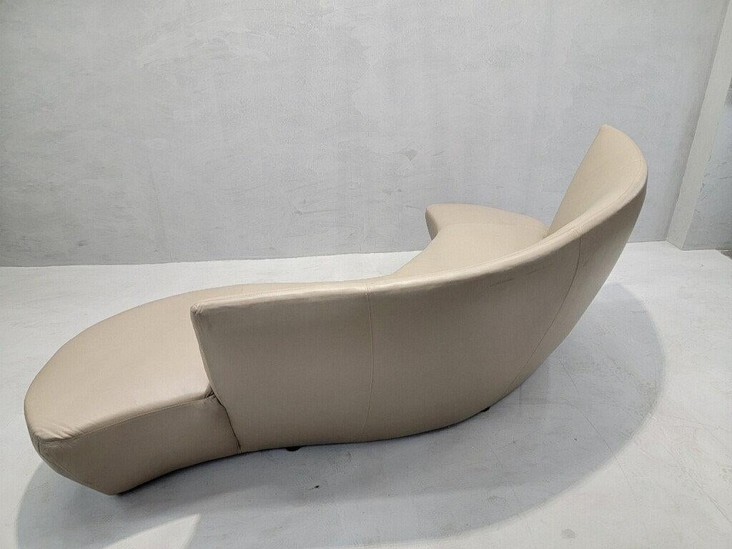 Postmoderne Canapé serpentin moderne du milieu du siècle dernier, nouvellement tapissé en cuir en vente