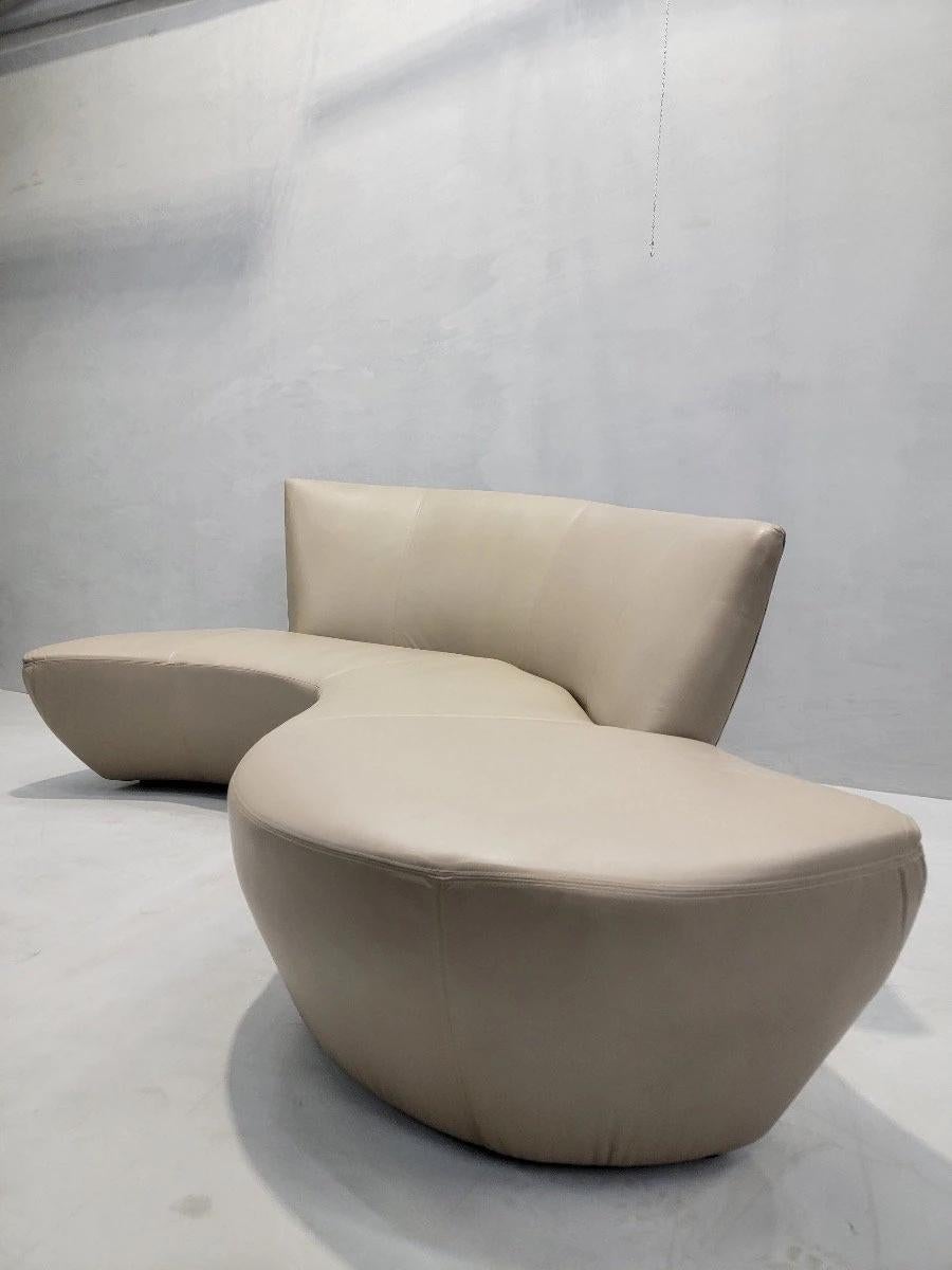 Cuir Canapé serpentin moderne du milieu du siècle dernier, nouvellement tapissé en cuir en vente