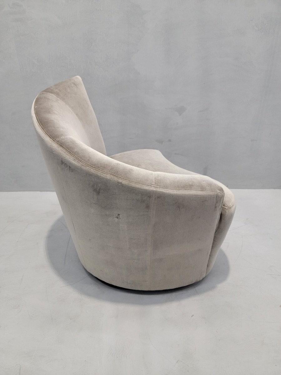 Fauteuil de salon pivotant moderne du milieu du siècle dernier, récemment tapissé de velours

Superbe fauteuil pivotant qui a été récemment retapissé dans un velours HOLLY HUNT. 