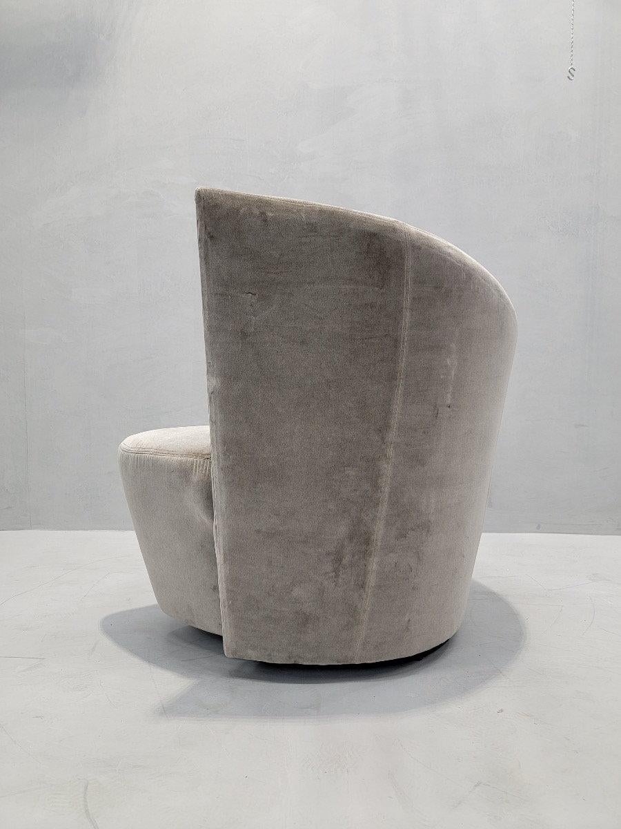 Postmoderne Fauteuil de salon pivotant moderne du milieu du siècle dernier, récemment tapissé de velours en vente
