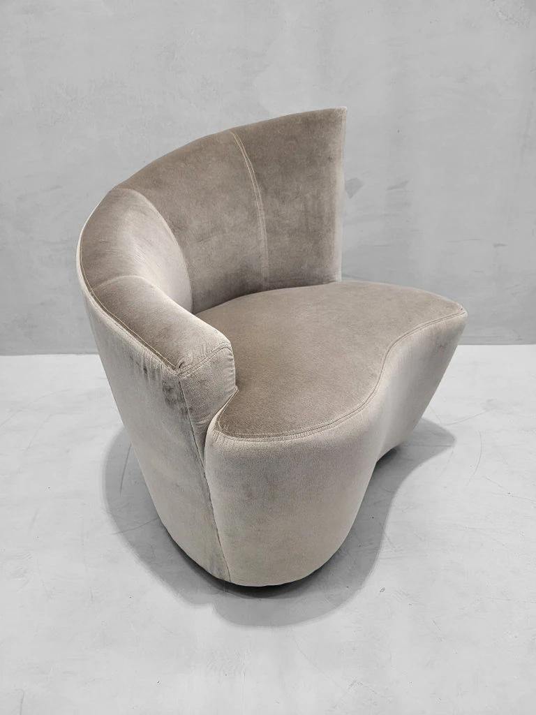 Américain Fauteuil de salon pivotant moderne du milieu du siècle dernier, récemment tapissé de velours en vente