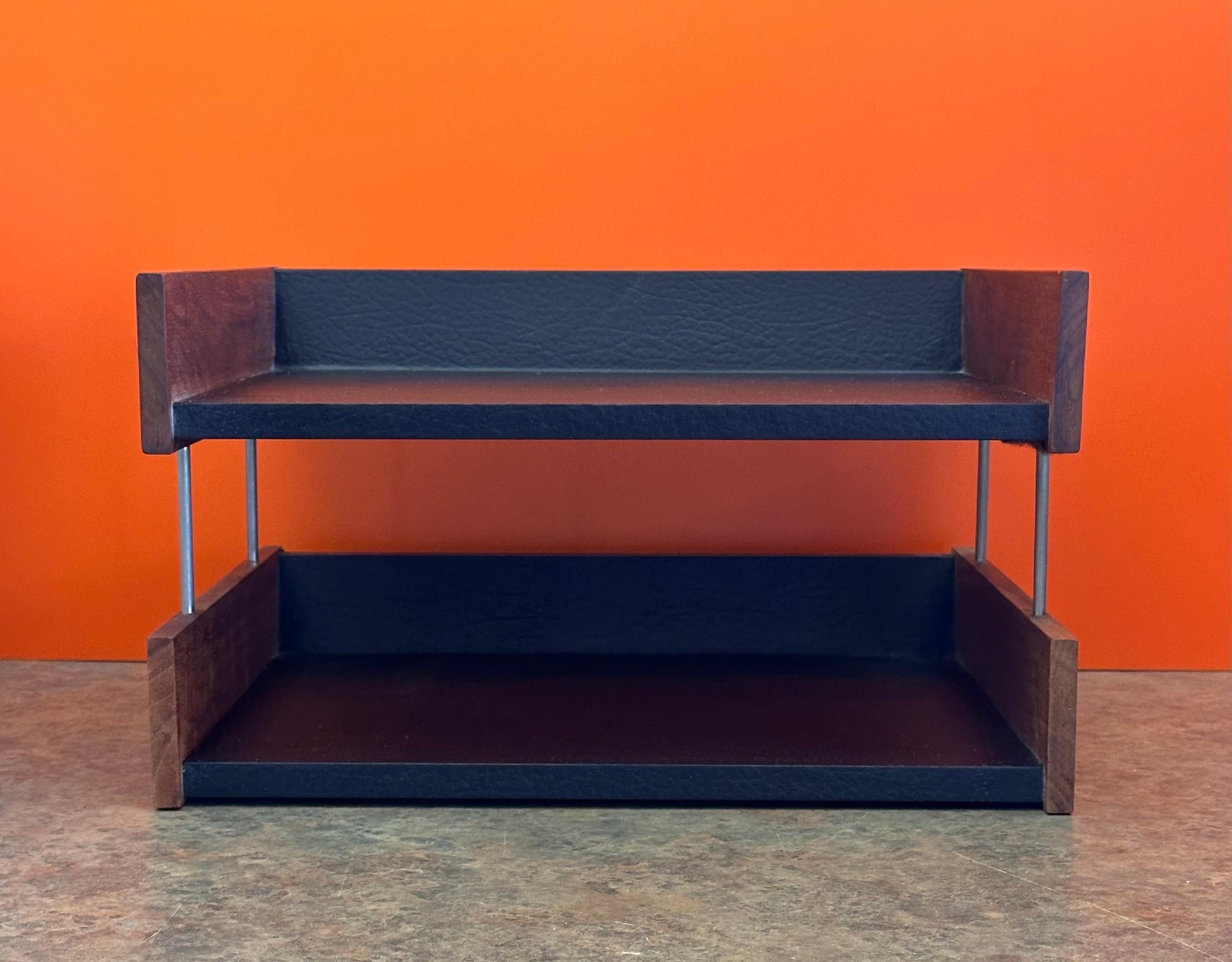 MCM Nussbaum und Naugahyde Doppel-Briefablage im Zustand „Gut“ im Angebot in San Diego, CA