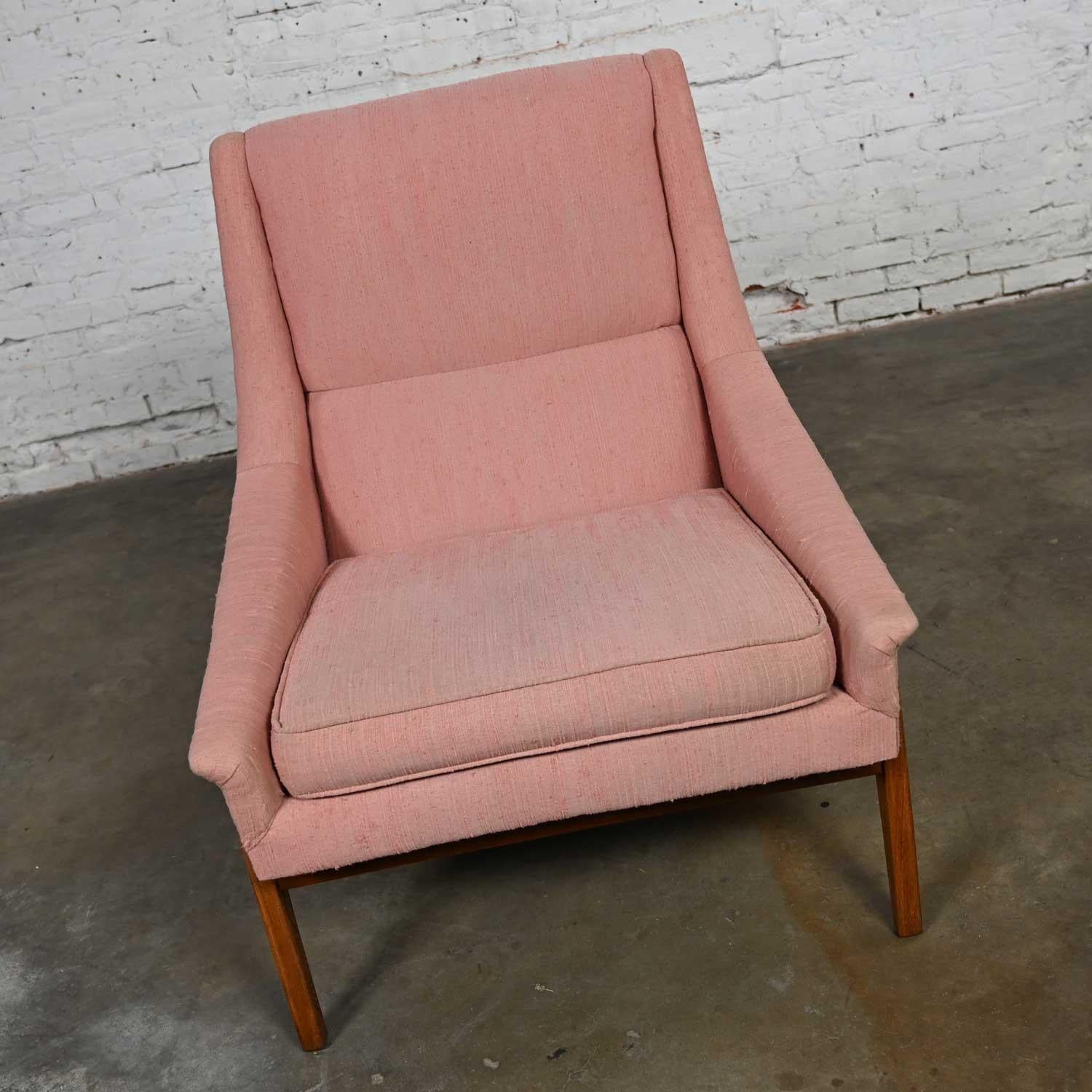 Lovely vintage Mid-Century Modern lounge chair with walnut & ash frame and original pink fabric in the style of Dux or Kroehler and almost certainly American made. Beautiful condition, keeping in mind that this is vintage and not new so will have