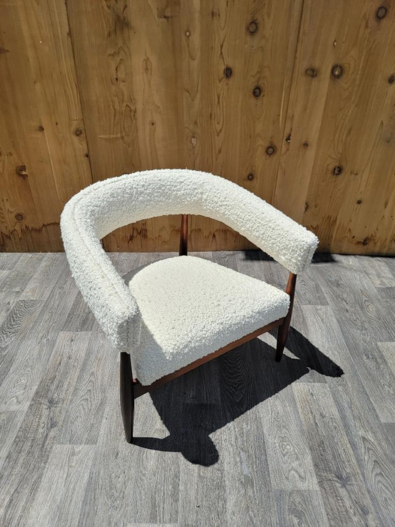 Mid Century Modern Walnut Barrel Back Lounge Chairs Newly Upholstered in a Natural Boucle 

This is a beautiful mid century modern chair with a rounded wood walnut frame. The chair was fully brought back to life. The frame has been cleaned up, the
