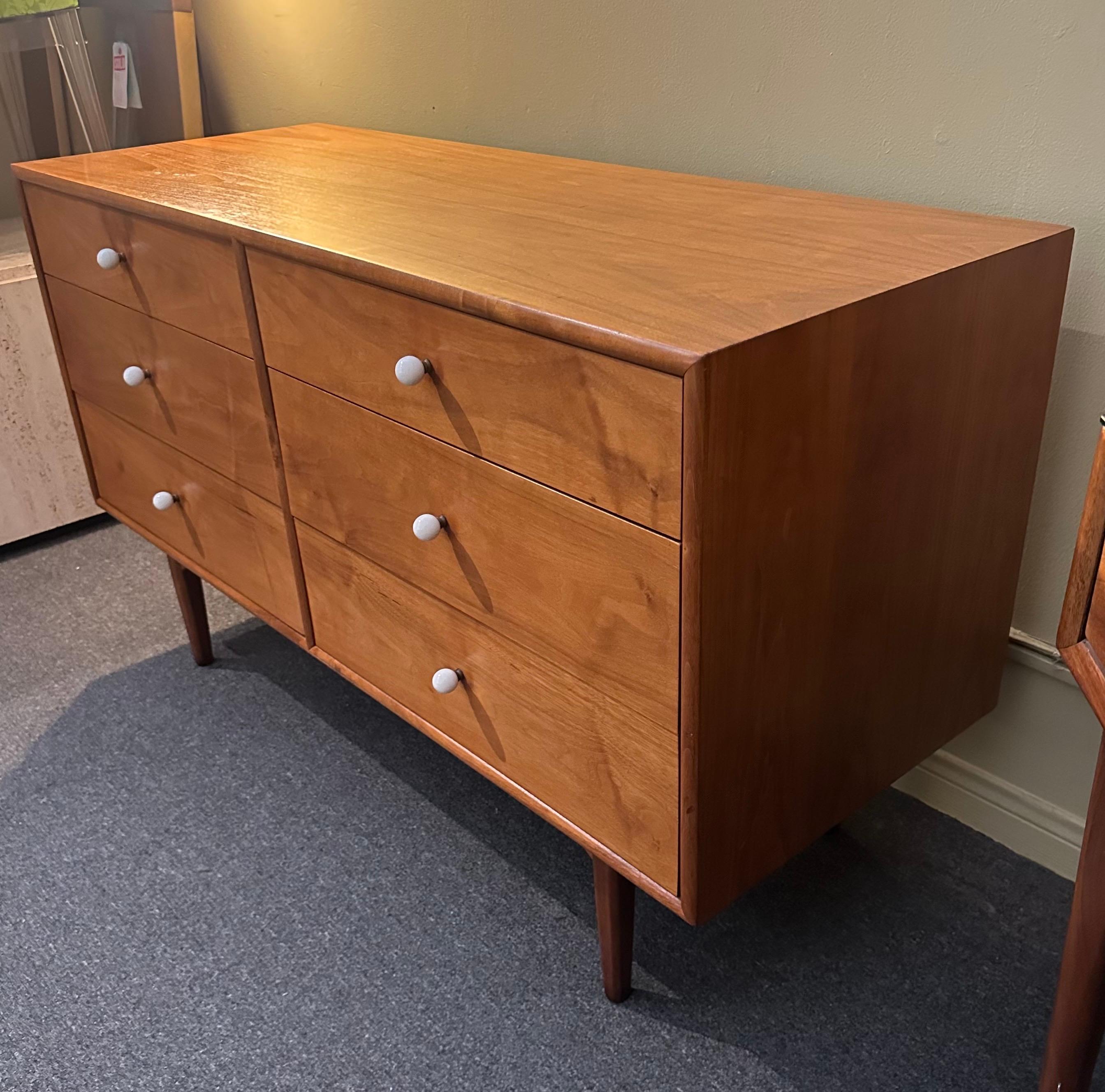 Comò a sei cassetti in noce MCM 