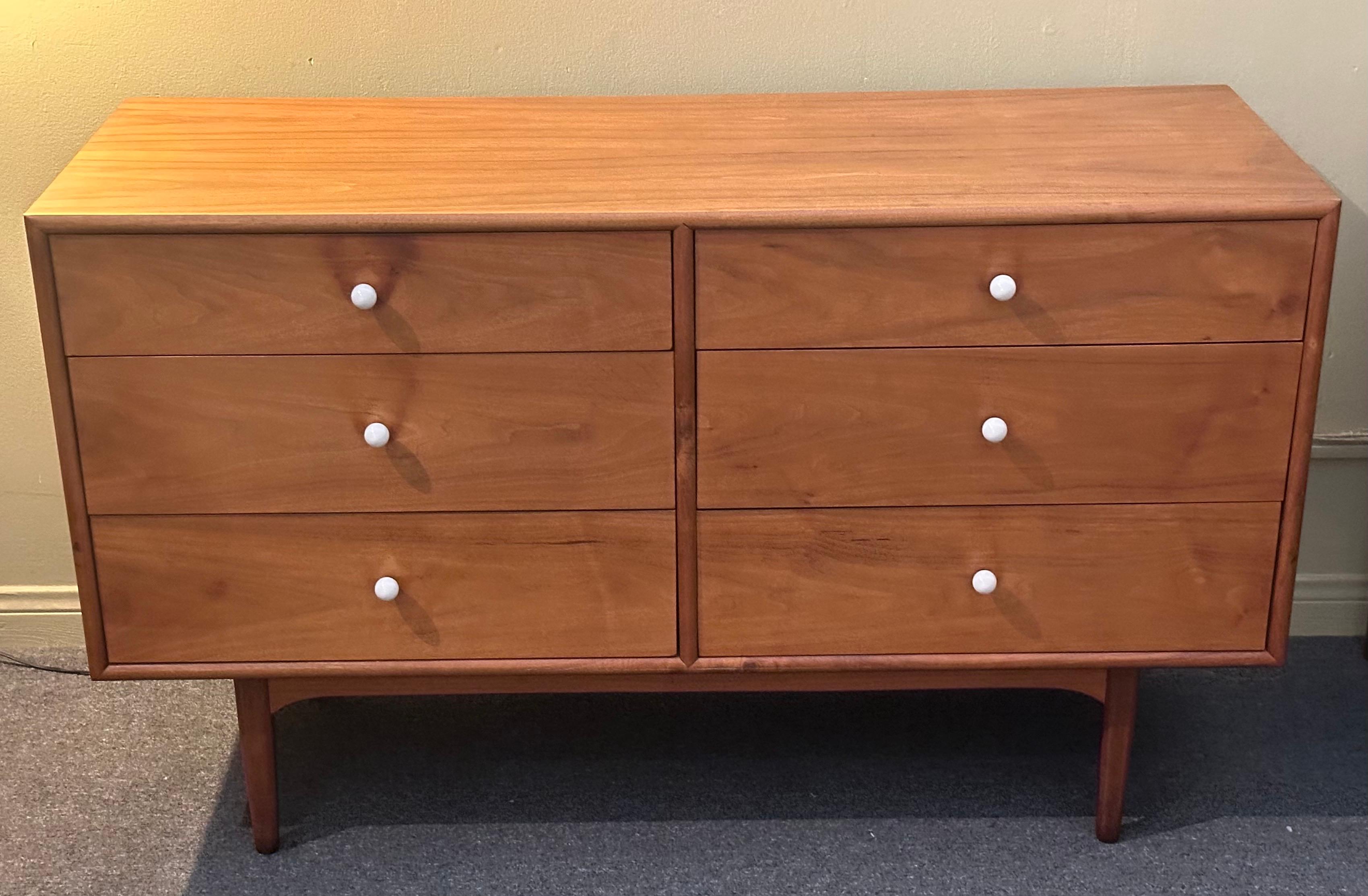 Comò a sei cassetti in noce MCM 