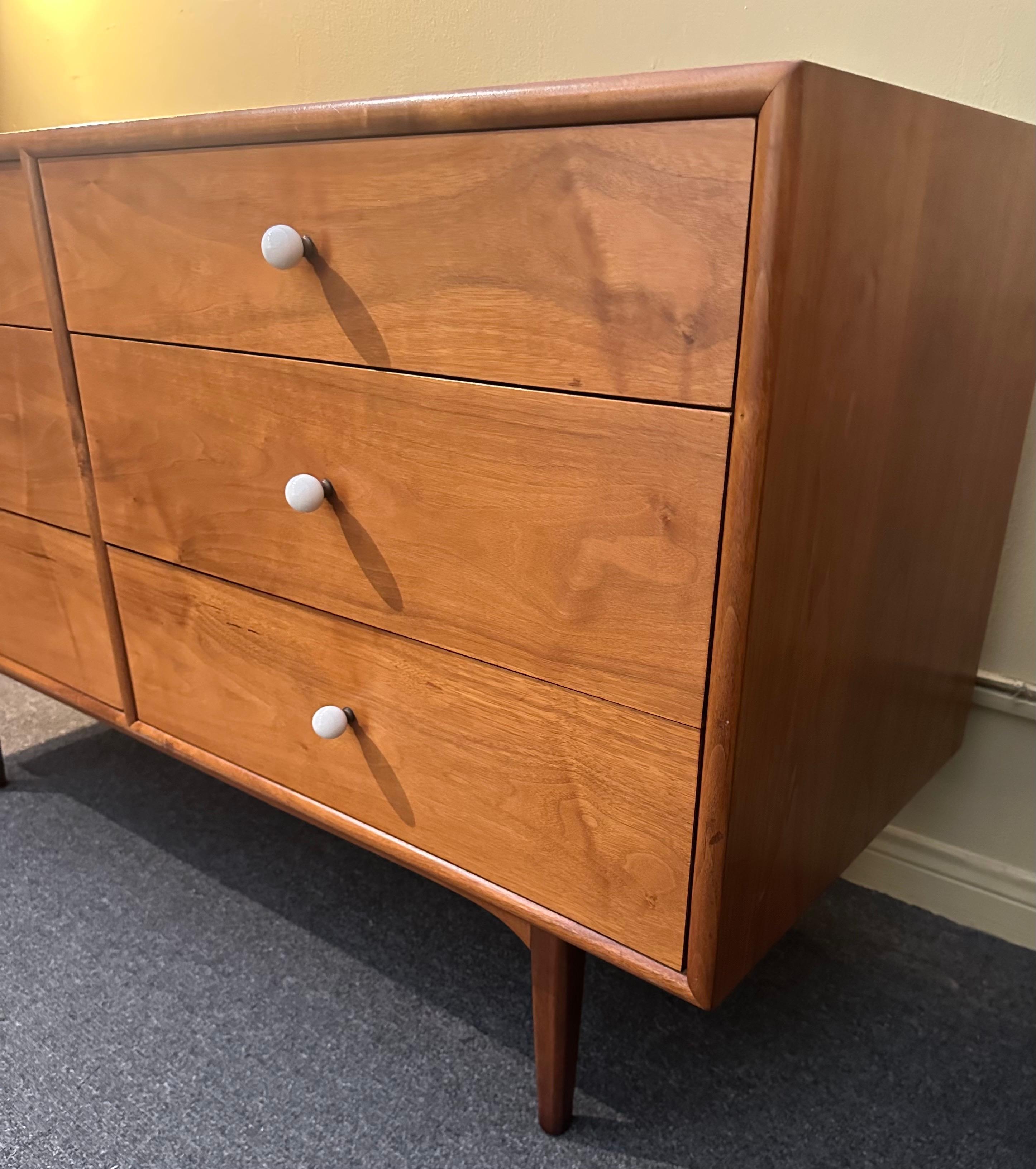 Comò a sei cassetti in noce MCM 