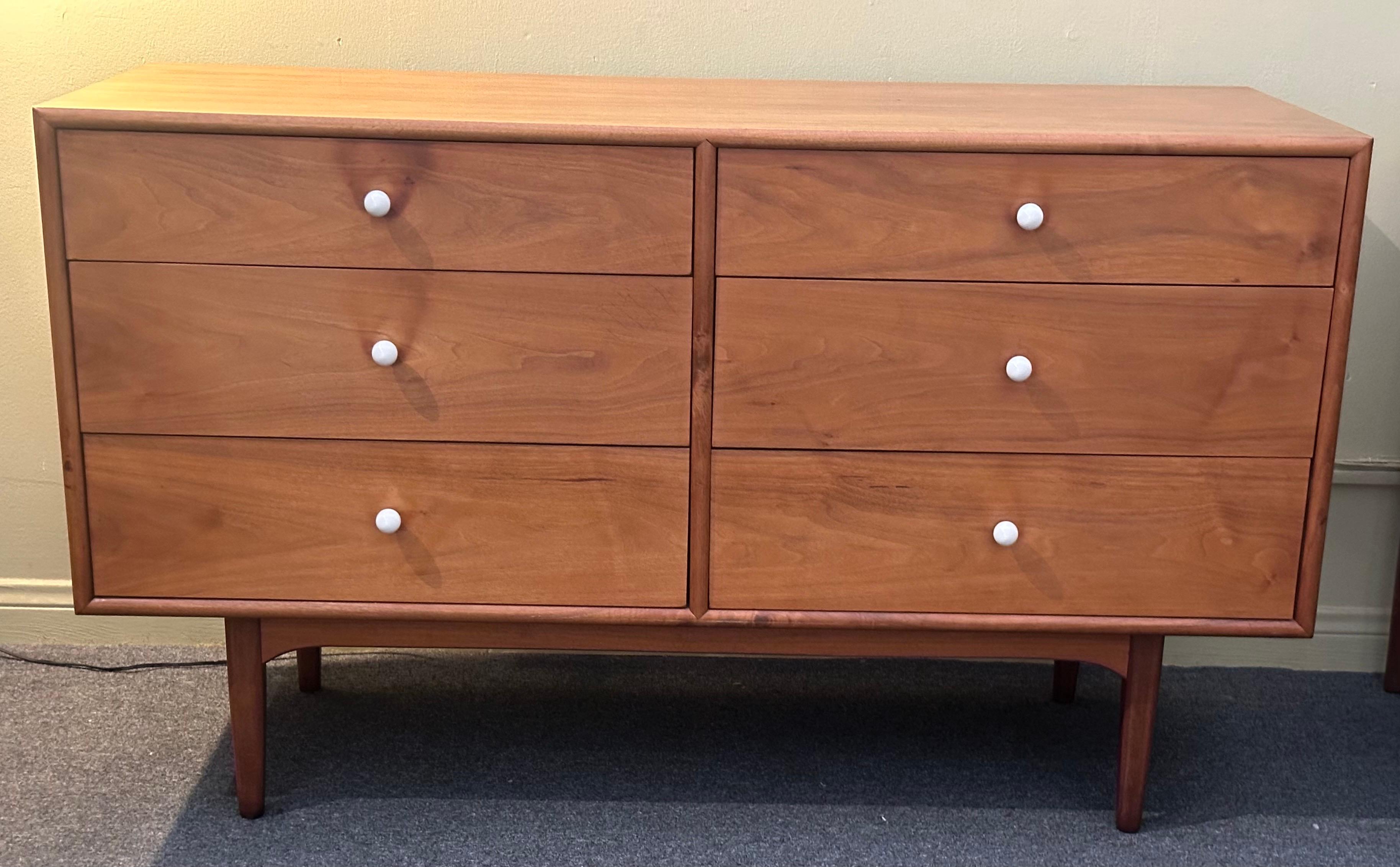 Comò a sei cassetti in noce MCM 