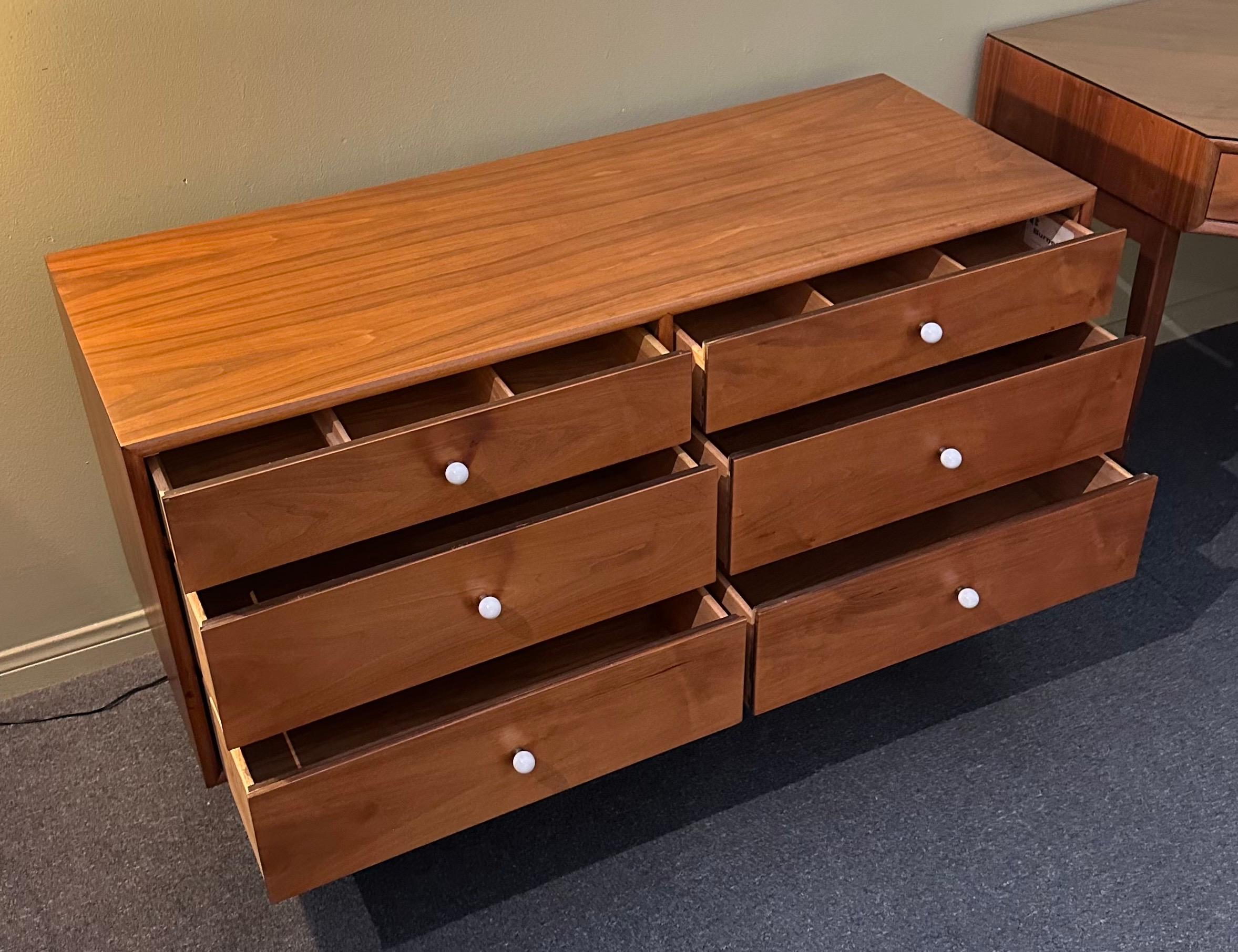 Comò a sei cassetti in noce MCM 