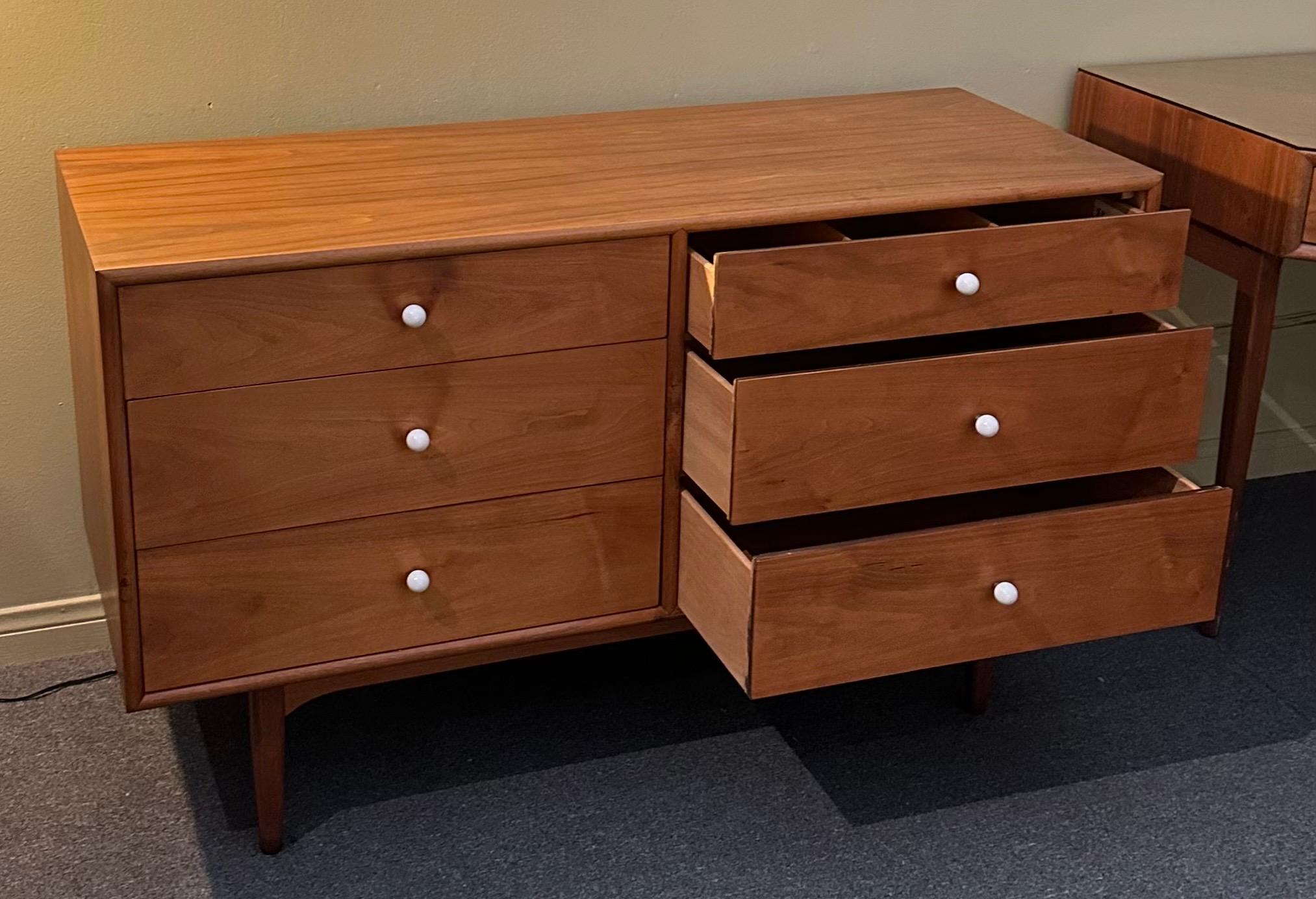 Comò a sei cassetti in noce MCM 