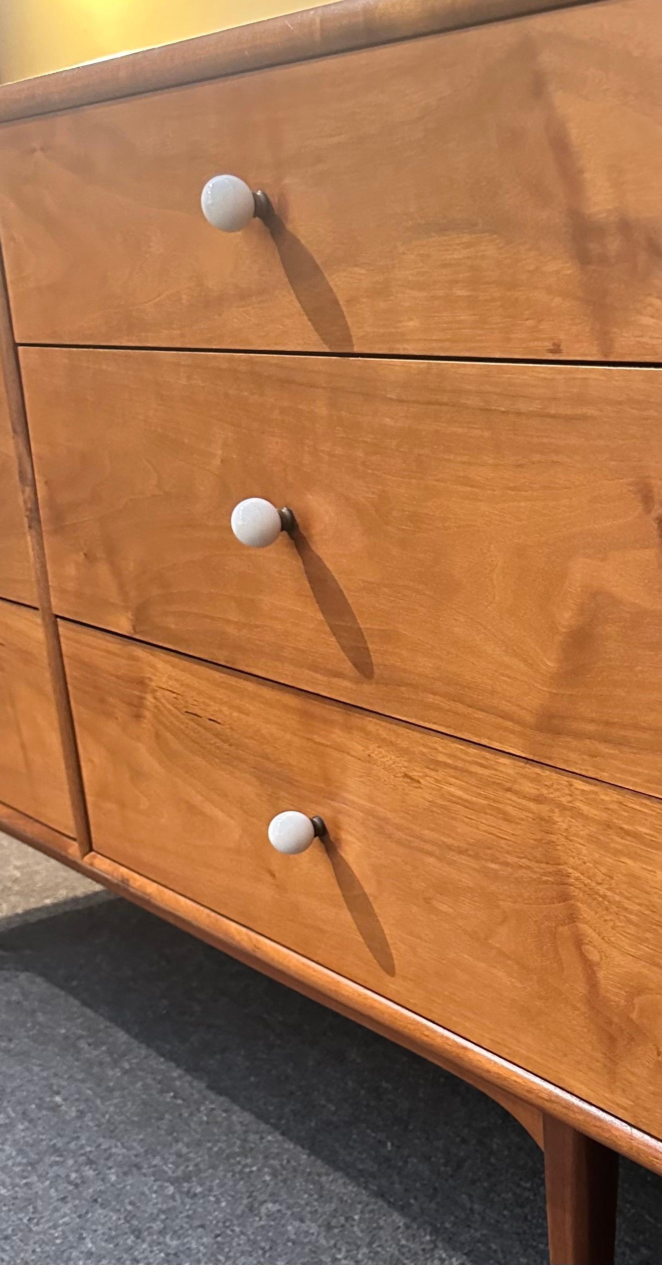 Comò a sei cassetti in noce MCM 