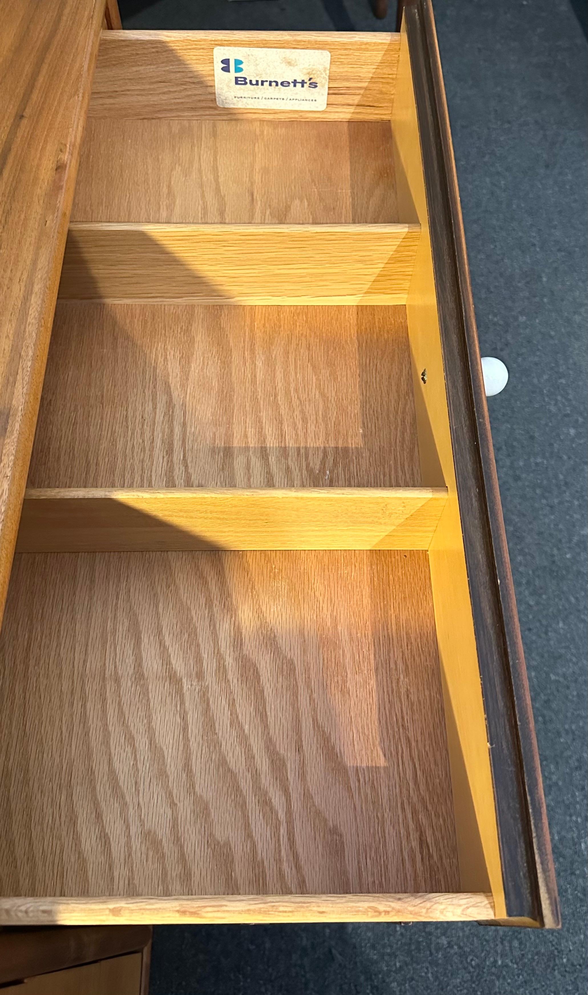 Comò a sei cassetti in noce MCM 