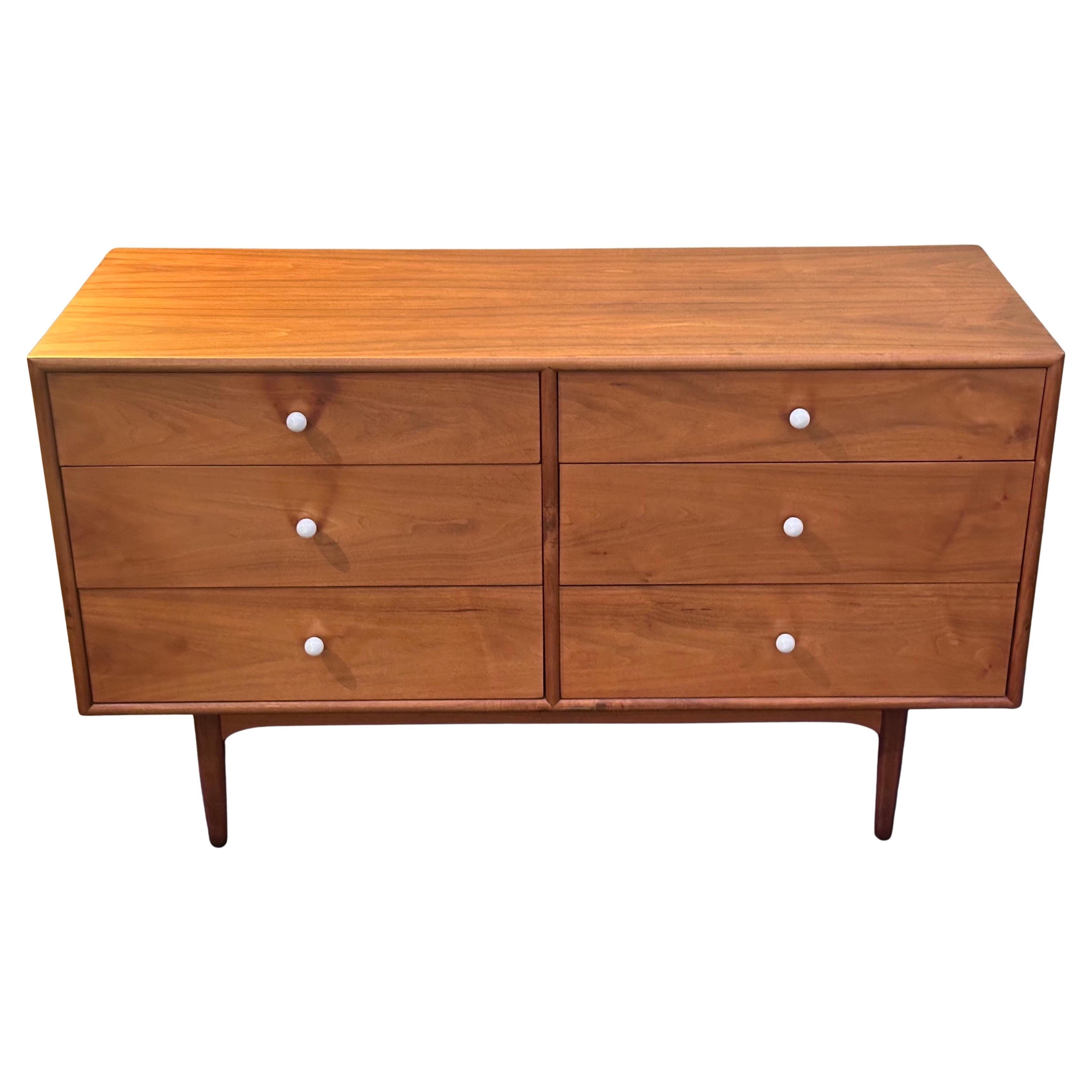 Comò a sei cassetti in noce MCM 