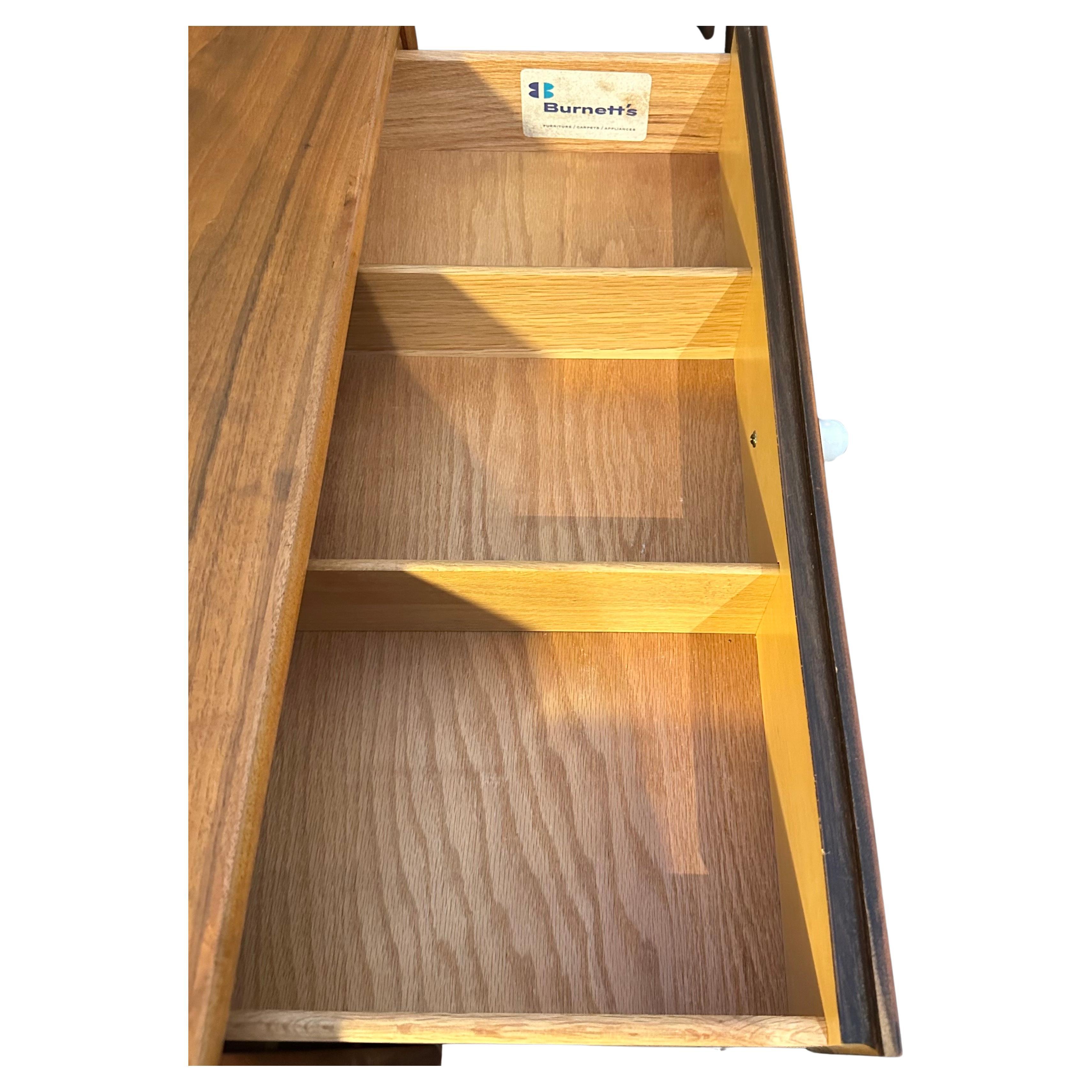 Falegnameria Comò a sei cassetti in noce MCM 