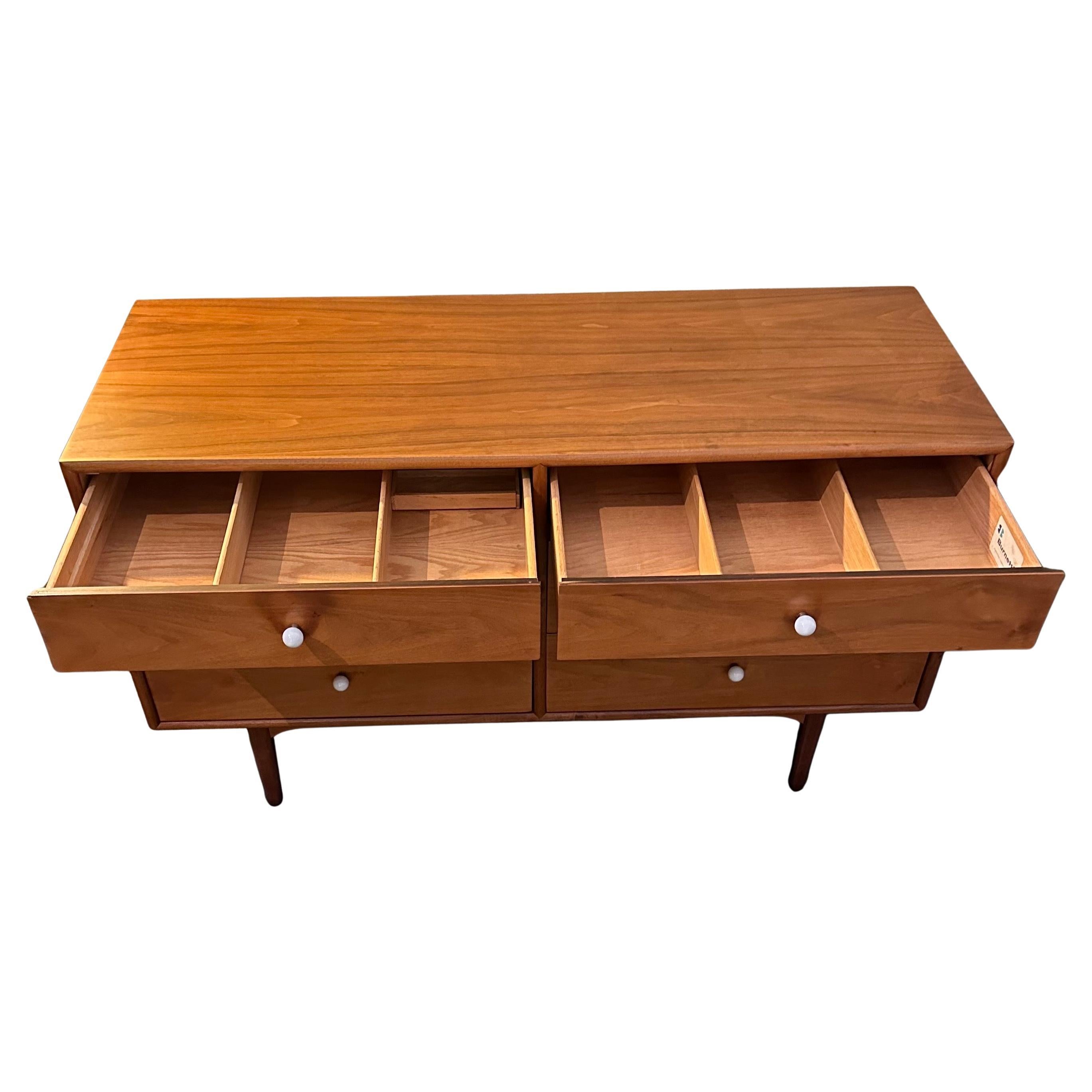 Comò a sei cassetti in noce MCM 