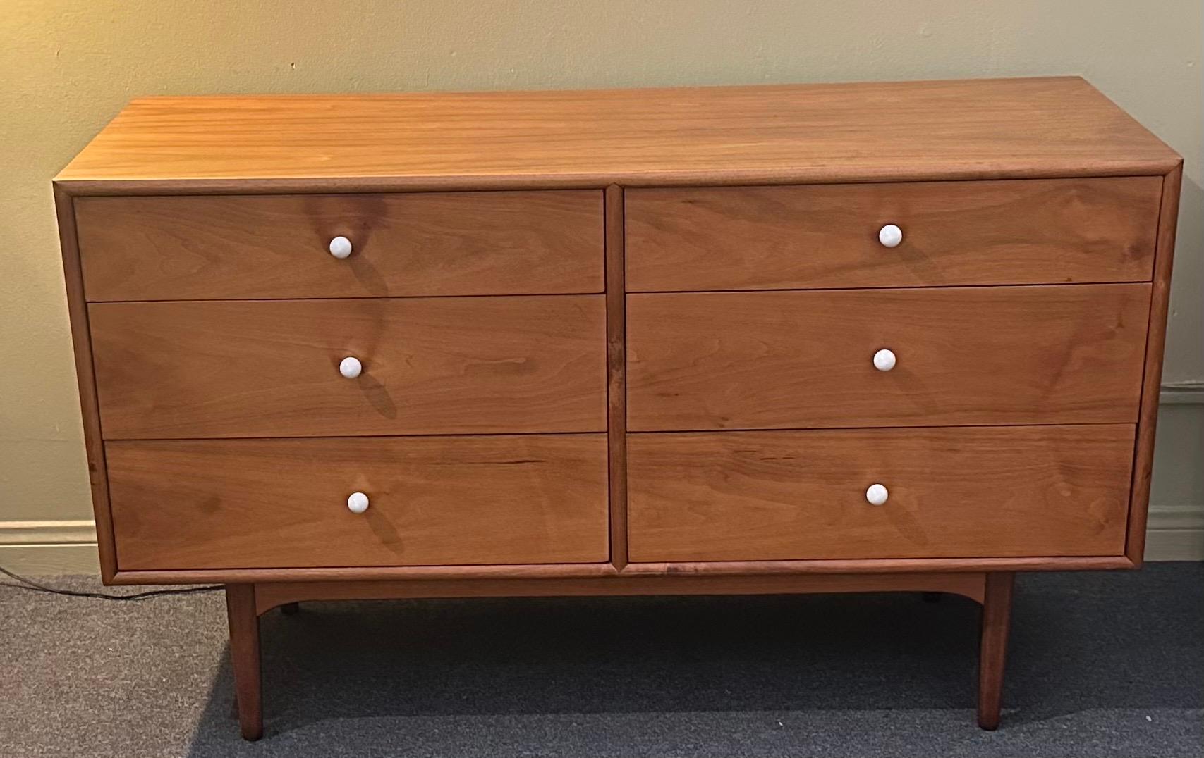 Comò a sei cassetti in noce MCM 