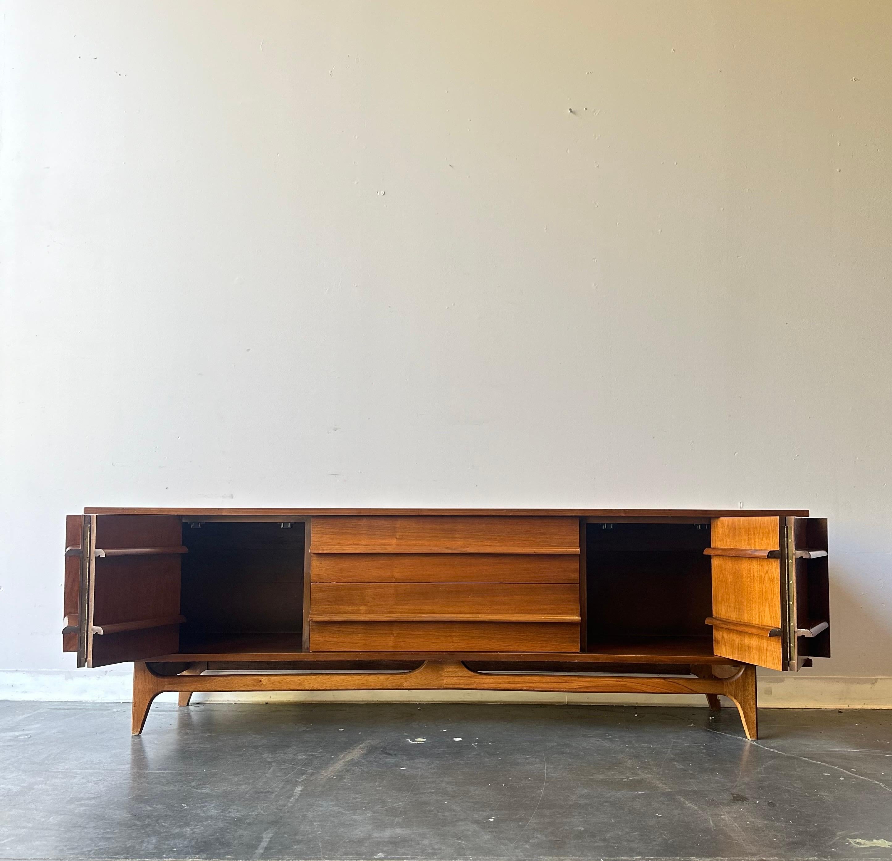 Low profile walnut curved front sideboard by Young manufacturing company.

Great vintage condition with minimal wear. 

Dimensions: 

Dim: 78”W - 19”D - 25”H
