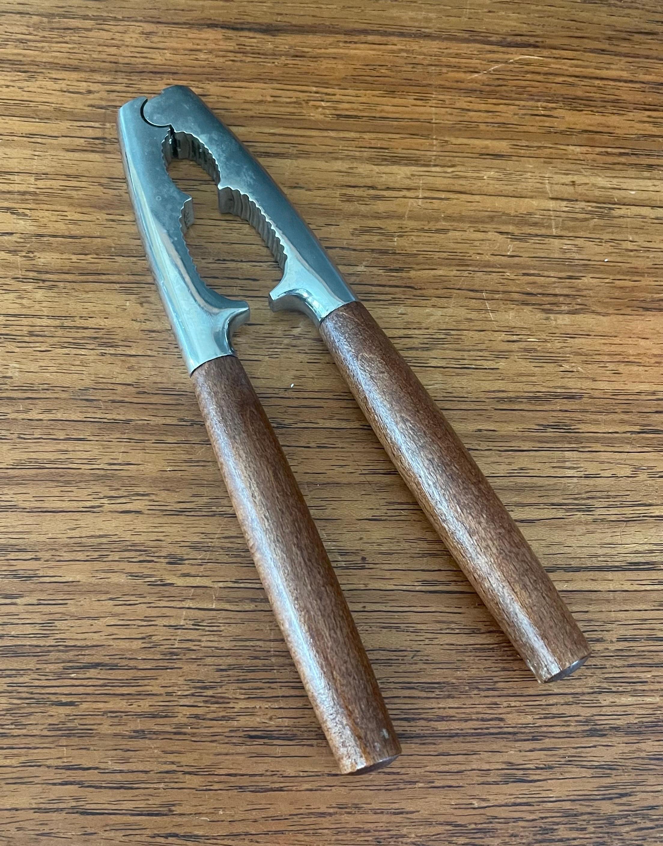 Cascanueces MCM de nogal y acero inoxidable fabricado en Alemania, hacia la década de 1980.  El cascanueces está en buen estado vintage, con una bonita veta de madera de nogal y herrajes de acero inoxidable; mide 2