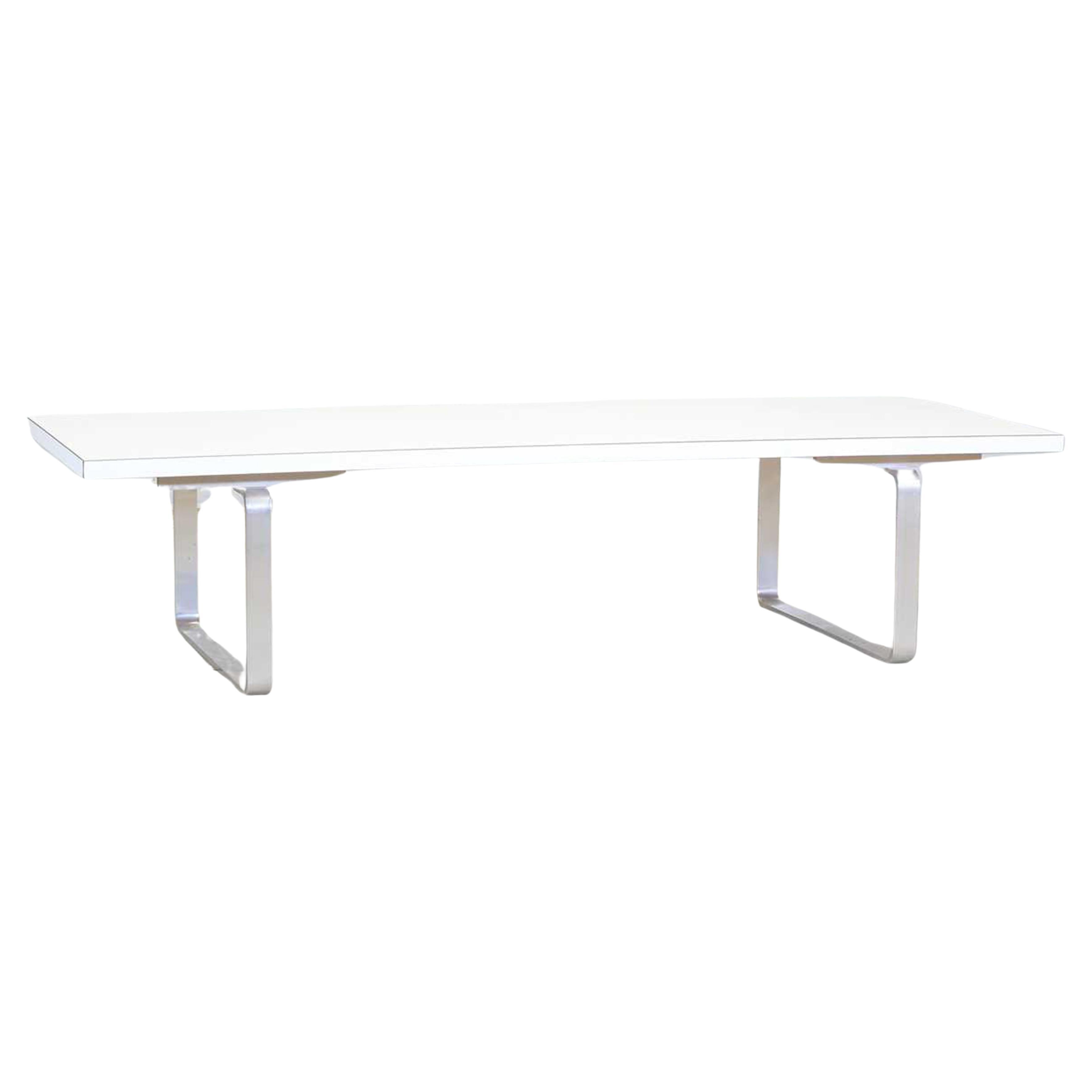 Rare table basse moderniste en acier et dessus en formica blanc des années 1960 par le célèbre designer de meubles britannique William Plunkett (1928 - 2013). Ses designs ont été vendus par Heal et Libertys of London.

Label vers le dessous