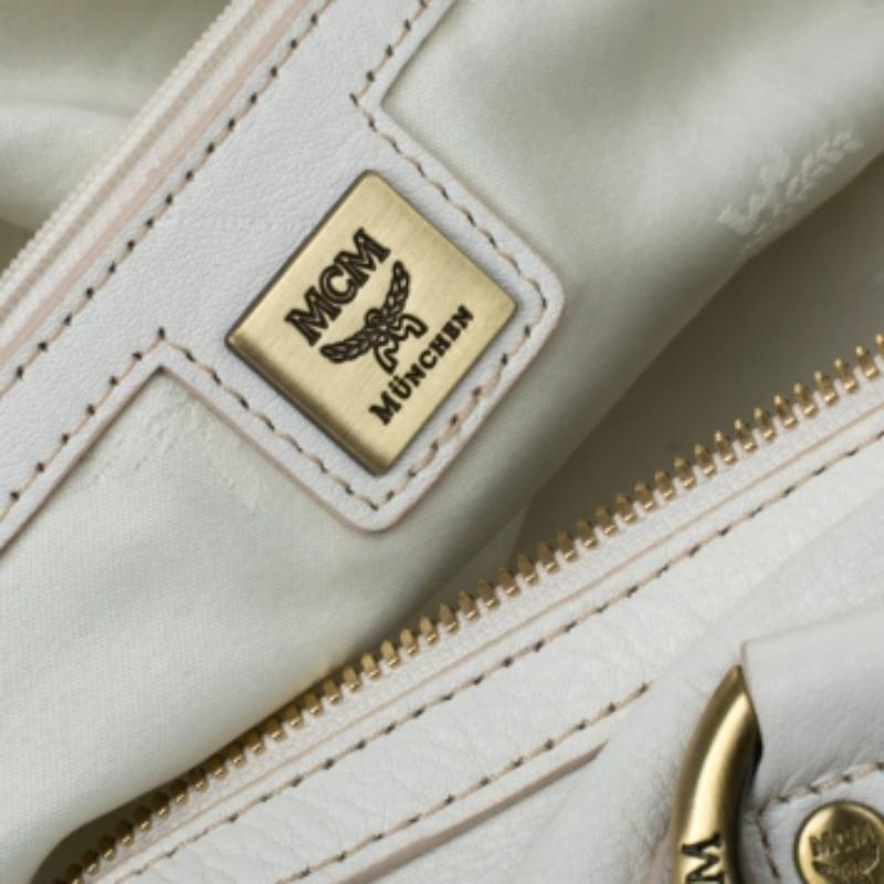 MCM Cartera con borla de piel blanca en Bueno estado para la venta en Dubai, Al Qouz 2