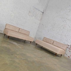 MCM Weiß Vinyl Faux Seide Look Tagesbetten oder umwandelbare Sofas oder Seidenkommoden, ein Paar