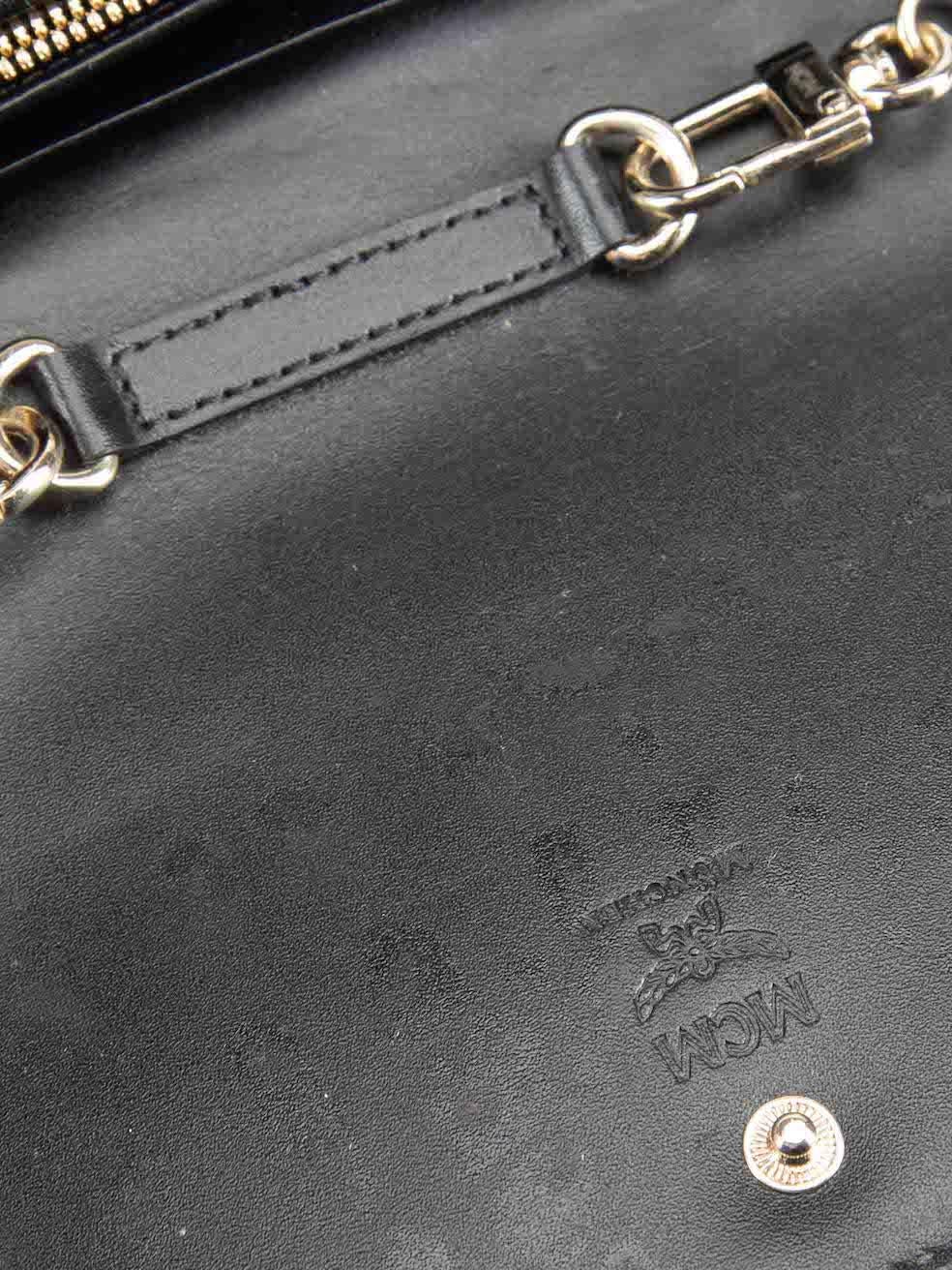 MCM Damen Portemonnaie aus schwarzem und weißem Lackleder mit Krokodillederkaro-Druck (Schwarz)