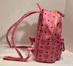 Mochila MCM Worldwide Medium Stark Visetos rosa y negro con tachuelas doradas