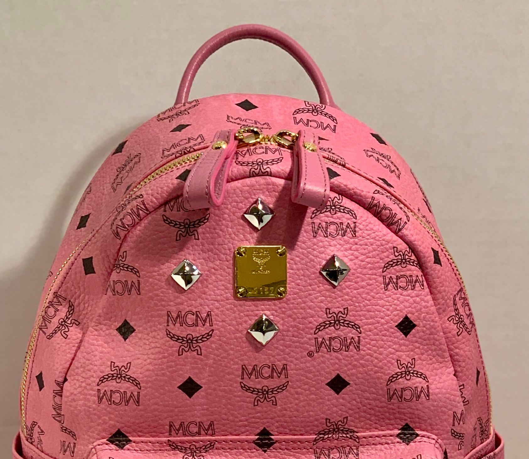 MCM Worldwide Medium Stark Rucksack Rosa und schwarze Visetos mit Goldnieten für Damen oder Herren