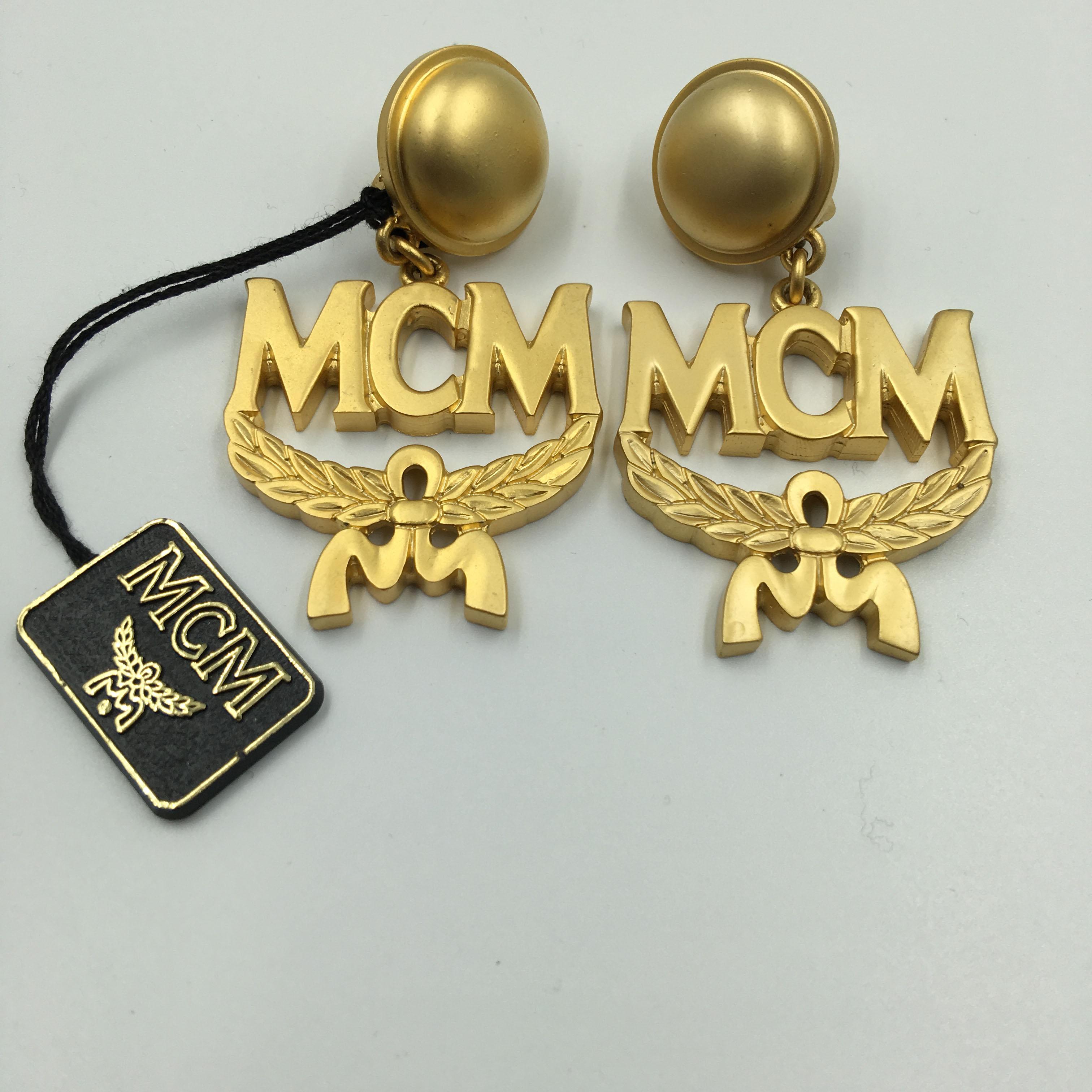 MCM Clips d'oreilles en forme de couronne avec logo en or mat Bon état - En vente à Los Angeles, CA