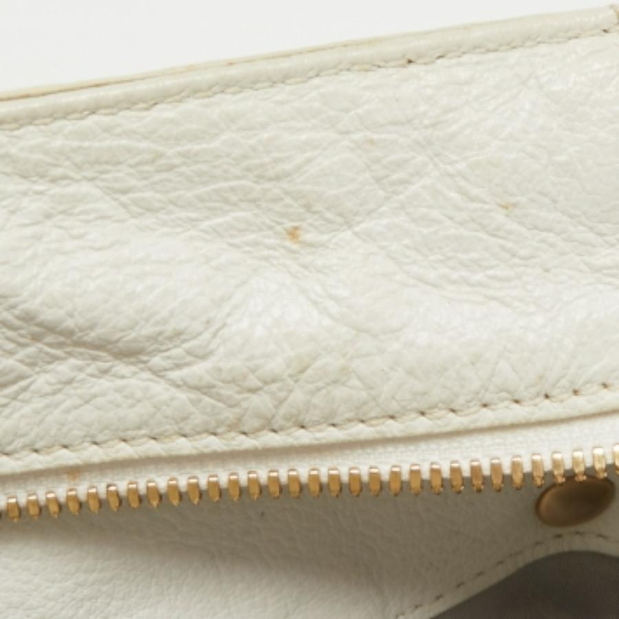 Lleva todo lo que necesites con estilo gracias a este bolso tote de diseño para mujer. Fabricado con los mejores materiales, es un accesorio que promete estilo y uso duraderos.