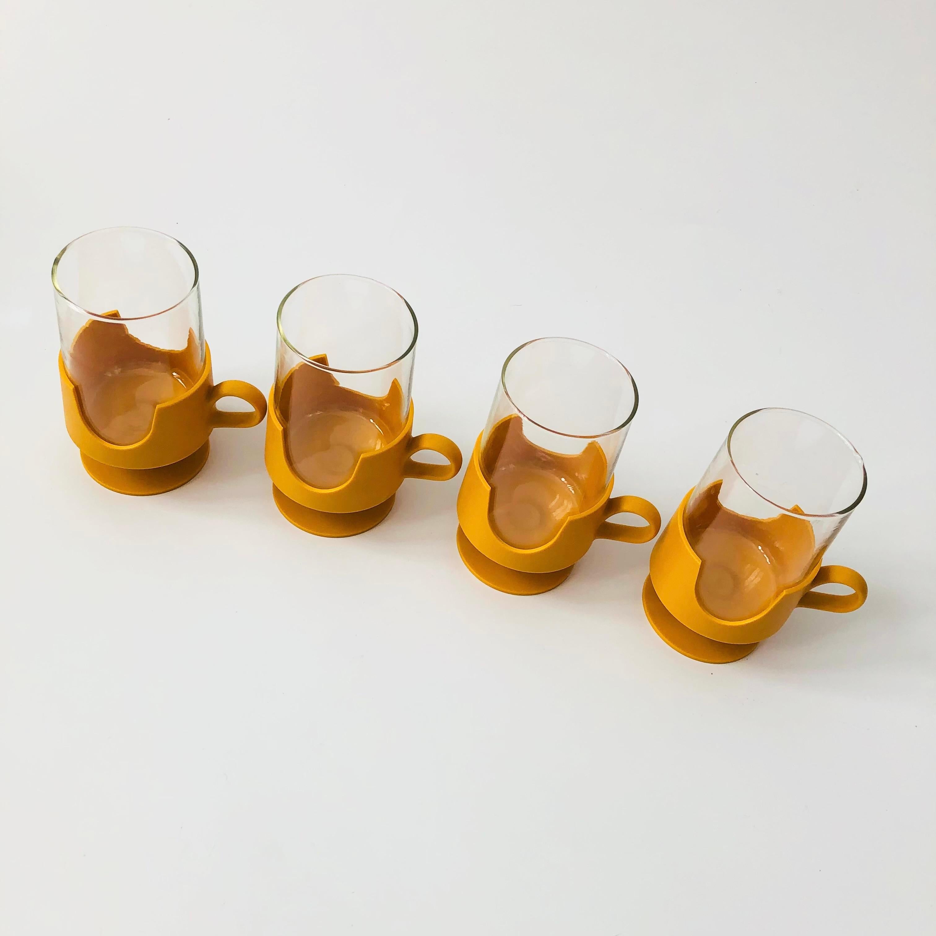 Mid-Century Modern Tasse à enfiler MCM en verre jaune par Corning - Lot de 4 en vente