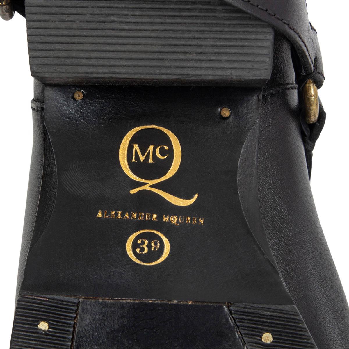 McQ ALEXANDER MCQUEEN Bottes en cuir noir avec chaînettes Chaussures 39 en vente 1