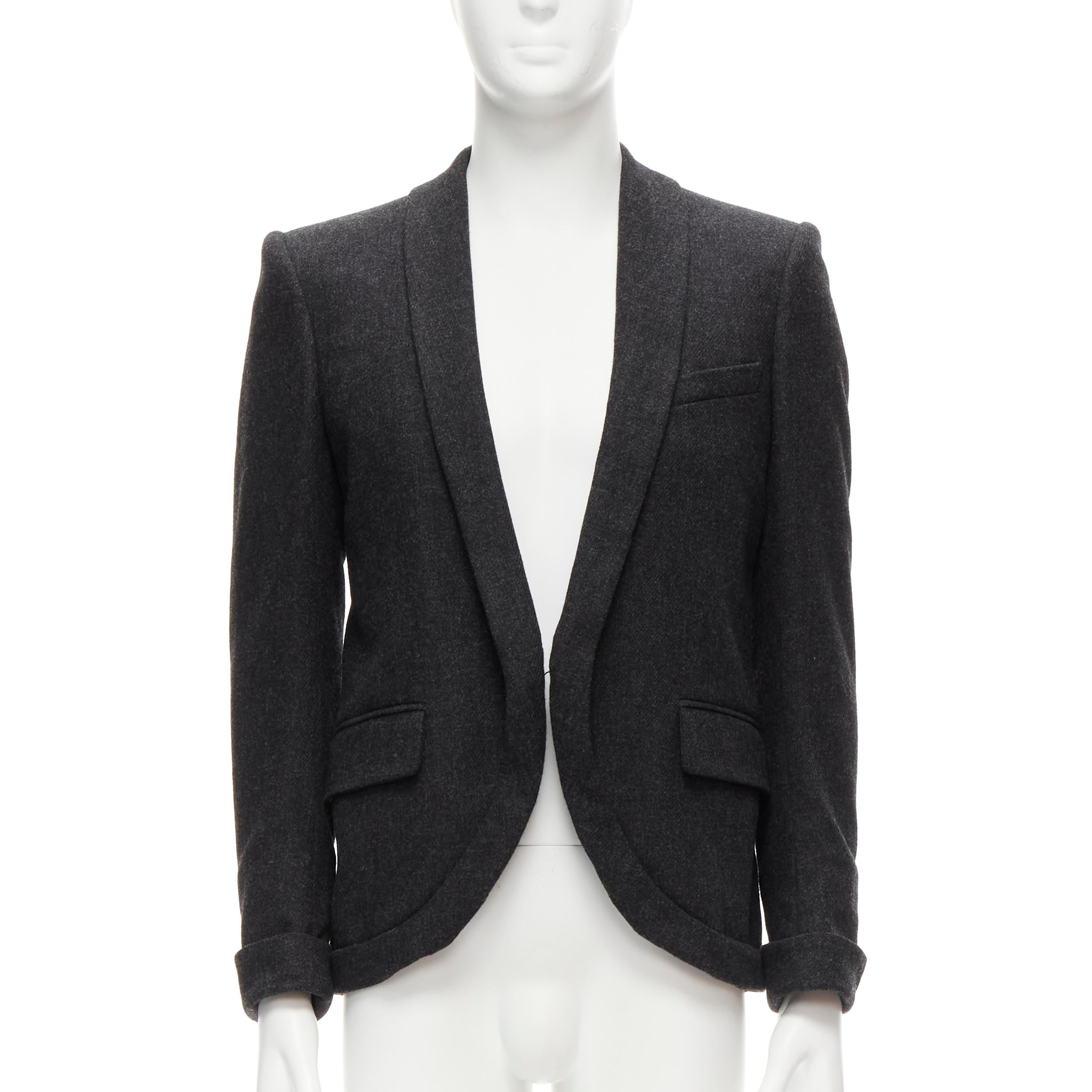MCQ ALEXANDER MCQUEEN grey wool blend foldover shawl collar blazer jacket EU46 S
Reference: BMPA/A00252
Brand: MCQ Alexander McQueen
Collection: MCQ
Material: Wool, Polyamide
Color: Grey
Pattern: Solid
Closure: Button
Lining: Fabric
Extra Details: