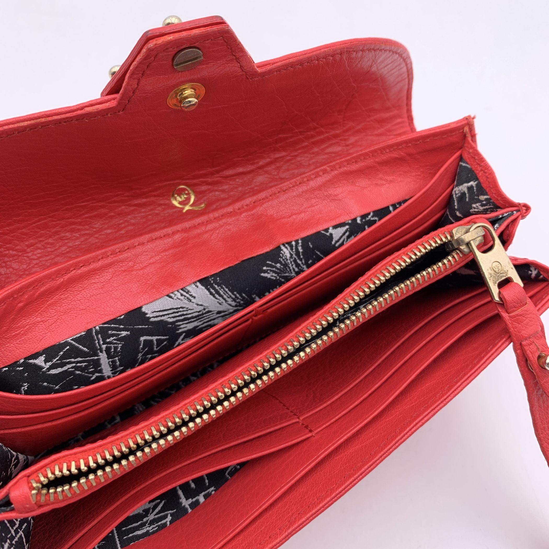 McQ Alexander McQueen Portefeuille continental en cuir rouge clouté en vente 2