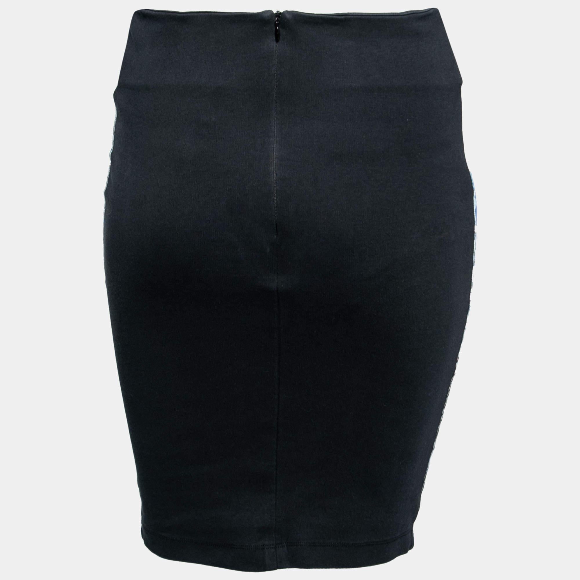 Grab this chic elegant skirt from McQ By Alexander McQueen and add a unique charm to your personality. This pencil skirt is stitched using cotton in a black and blue print. Pair it with a solid hued blouse and pumps to look fabulous