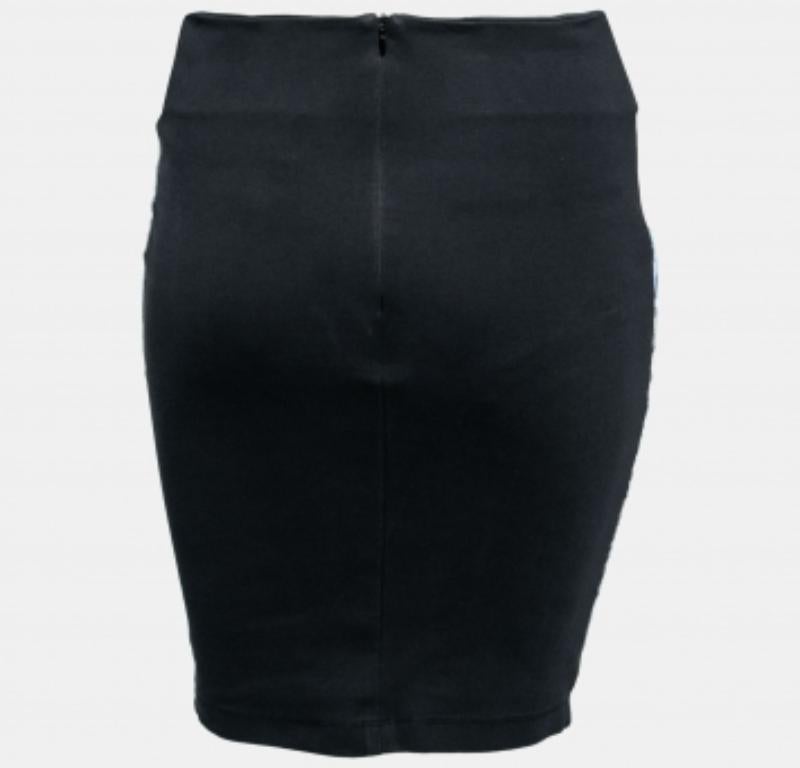 Schnappen Sie sich diesen schicken, eleganten Rock von McQ By Alexander McQueen und verleihen Sie Ihrer Persönlichkeit einen einzigartigen Charme. Dieser Bleistiftrock ist aus Baumwolle mit einem schwarz-blauen Druck genäht. Kombinieren Sie es mit