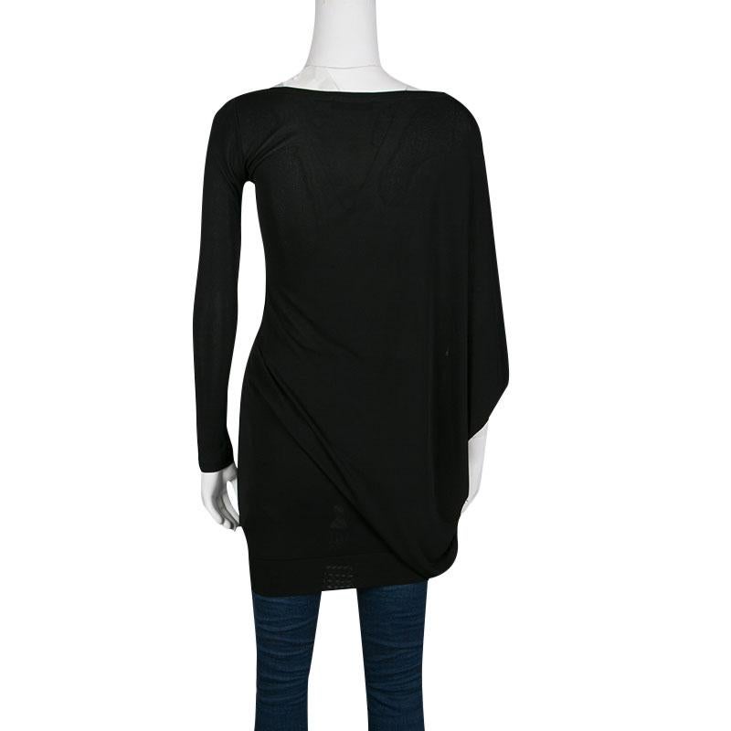 Enliven up your daily style with this McQ By Alexander McQueen top. It features a draped design through one of the shoulders creating an asymmetric sleeve, a chic element that makes the top ultra-stylish. Wear this long, black top with fitted jeans