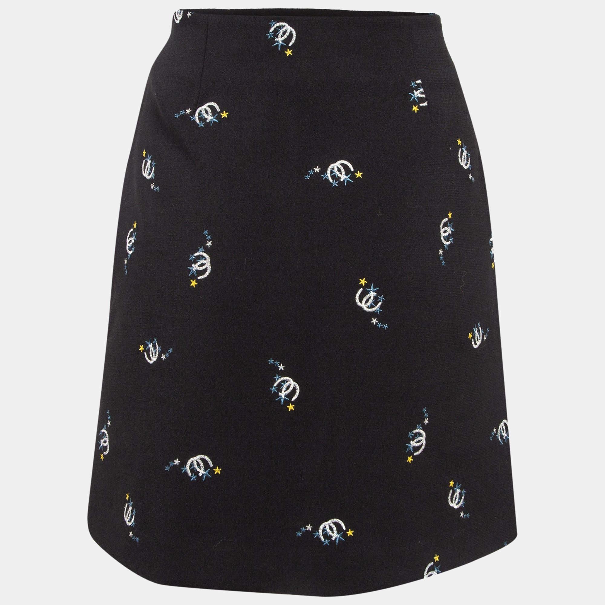 Erleben Sie den Charme von Designerkleidung mit diesem wunderschönen Rock. Der aus hochwertigen Stoffen gefertigte Rock hat eine schlichte Ausstrahlung und eine tolle Passform. Kombinieren Sie ihn mit einer taillierten Bluse oder einem schlichten