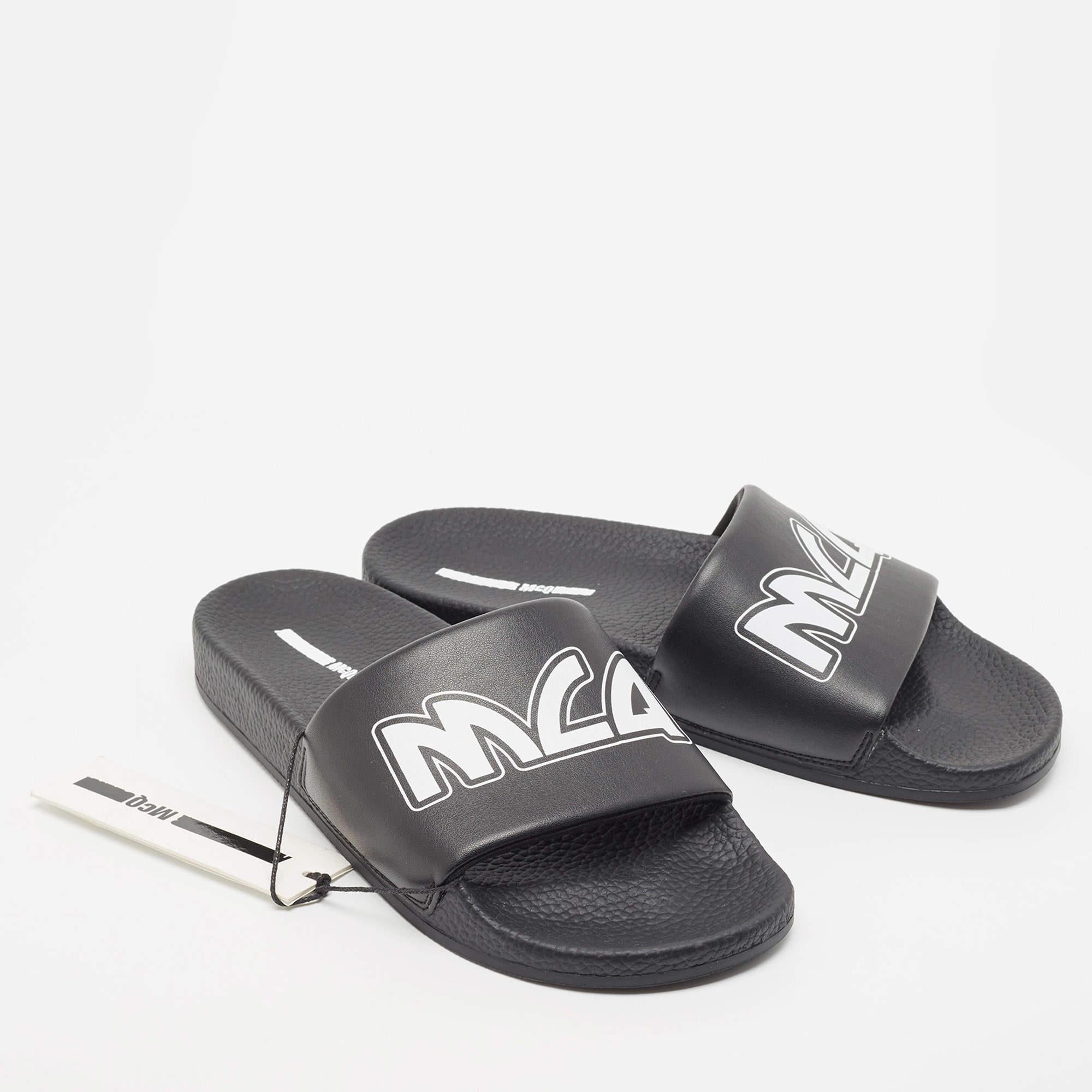 McQ by Alexander McQueen Black Leather and Rubber Logo Pool Slides Size 40 In Excellent Condition For Sale In Dubai, Al Qouz 2